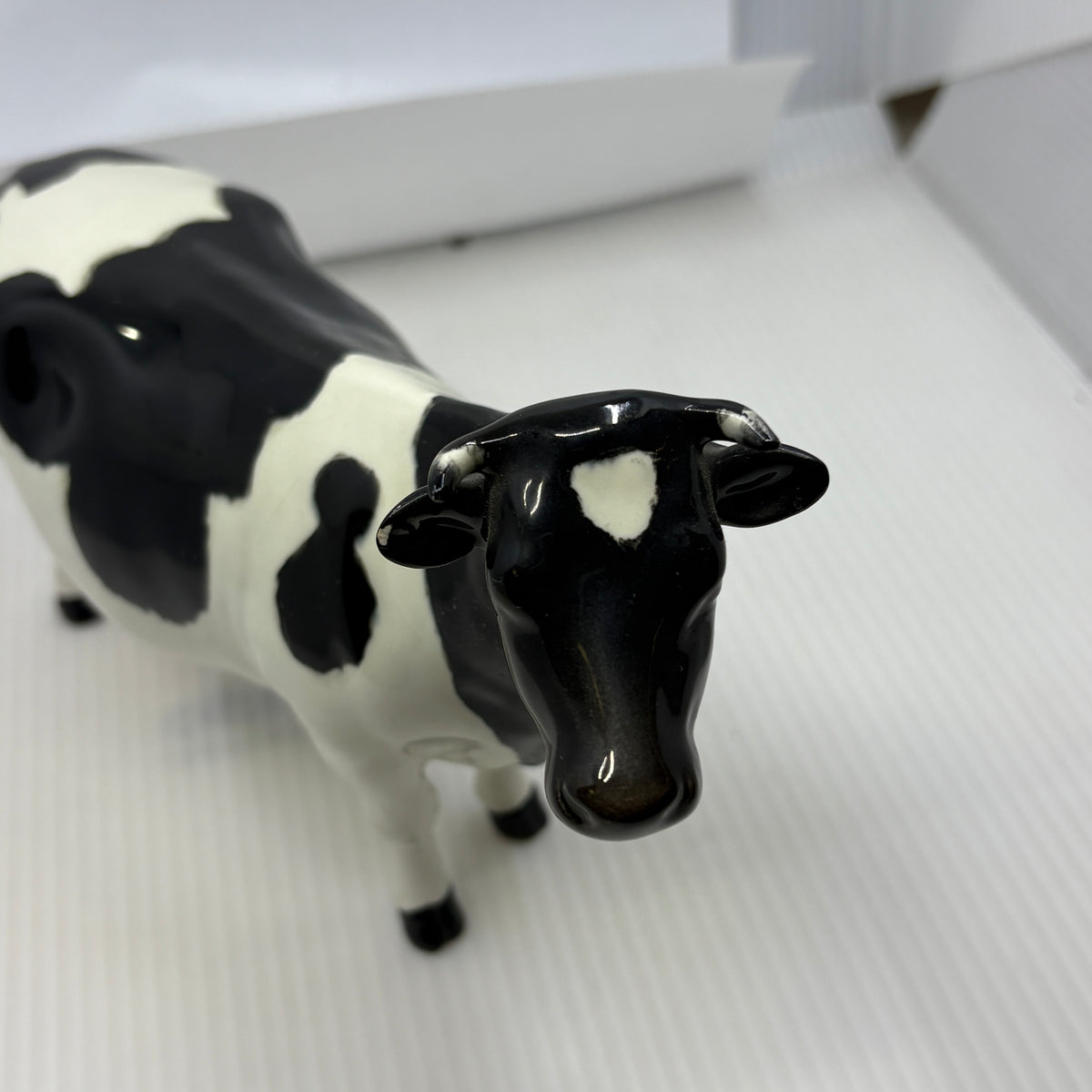 Beswick Friesian Cow Ch. Claybury Leegwater Model 1362A, side view