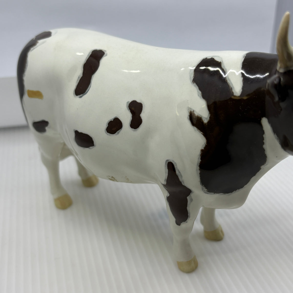 Beswick Ayrshire Bull Model 1454, rear view