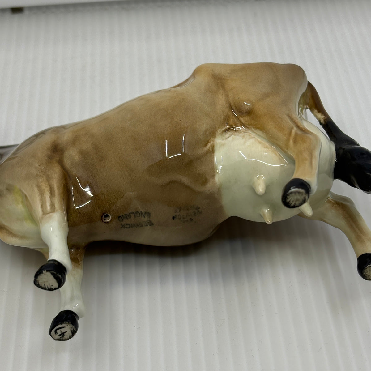Beswick Jersey Cow Ch. Newton Tinkle Model 1345, detail view