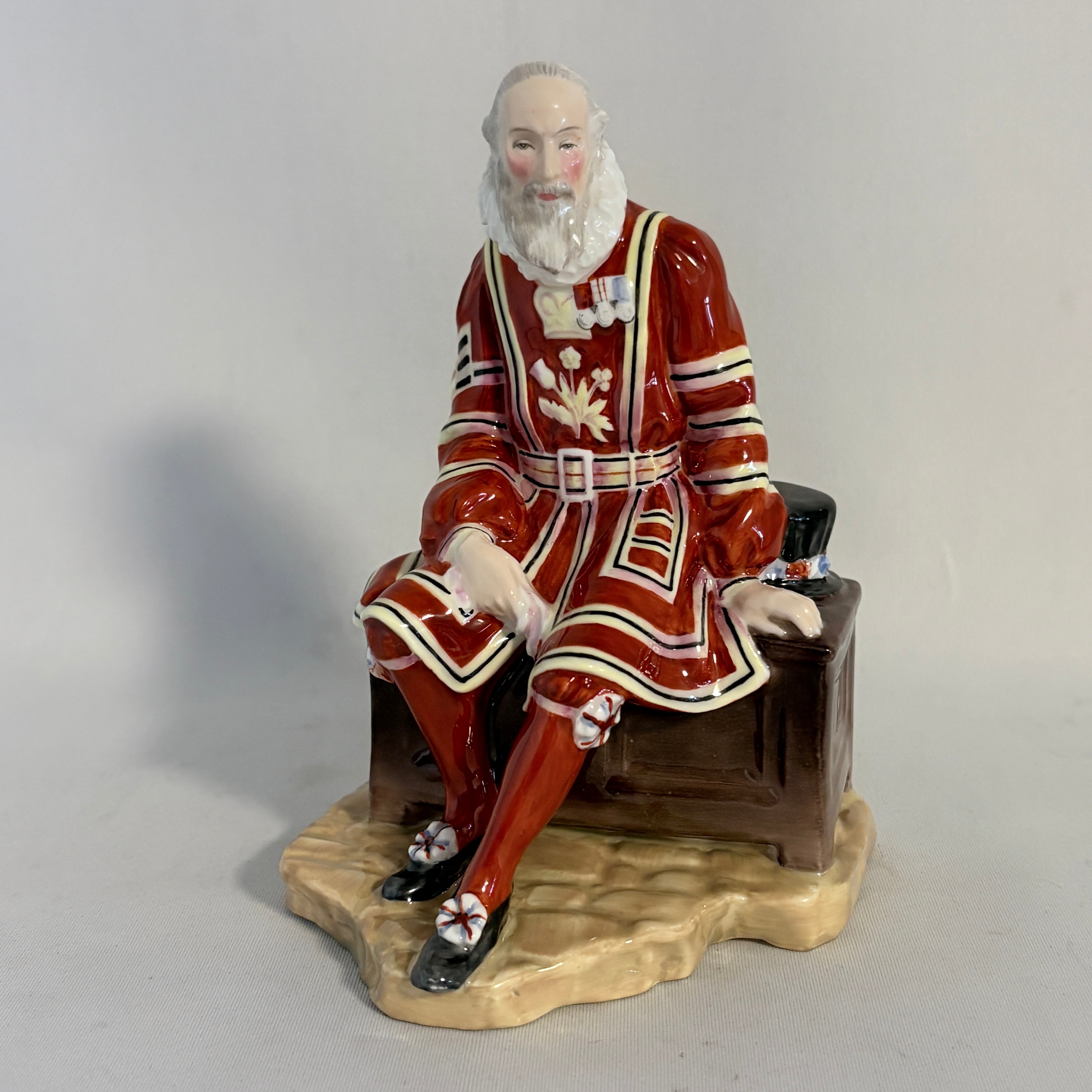 Royal Doulton Figurine Yeoman of the Guard HN2122