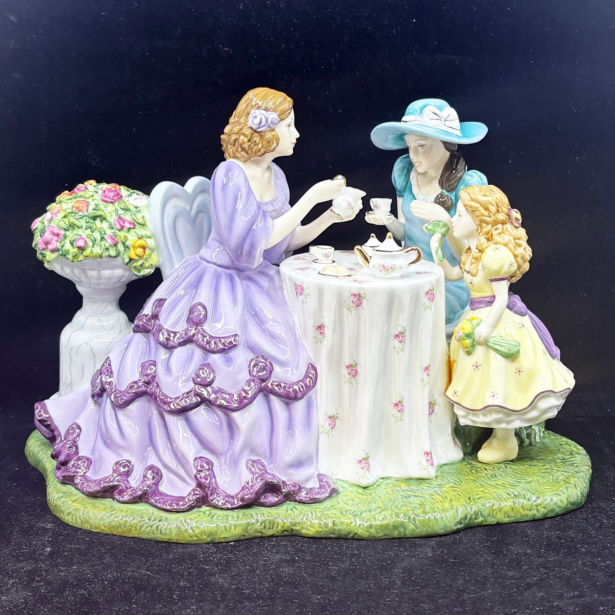 Royal Doulton Figruine Afternoon Tea HN5498 - William Cross
