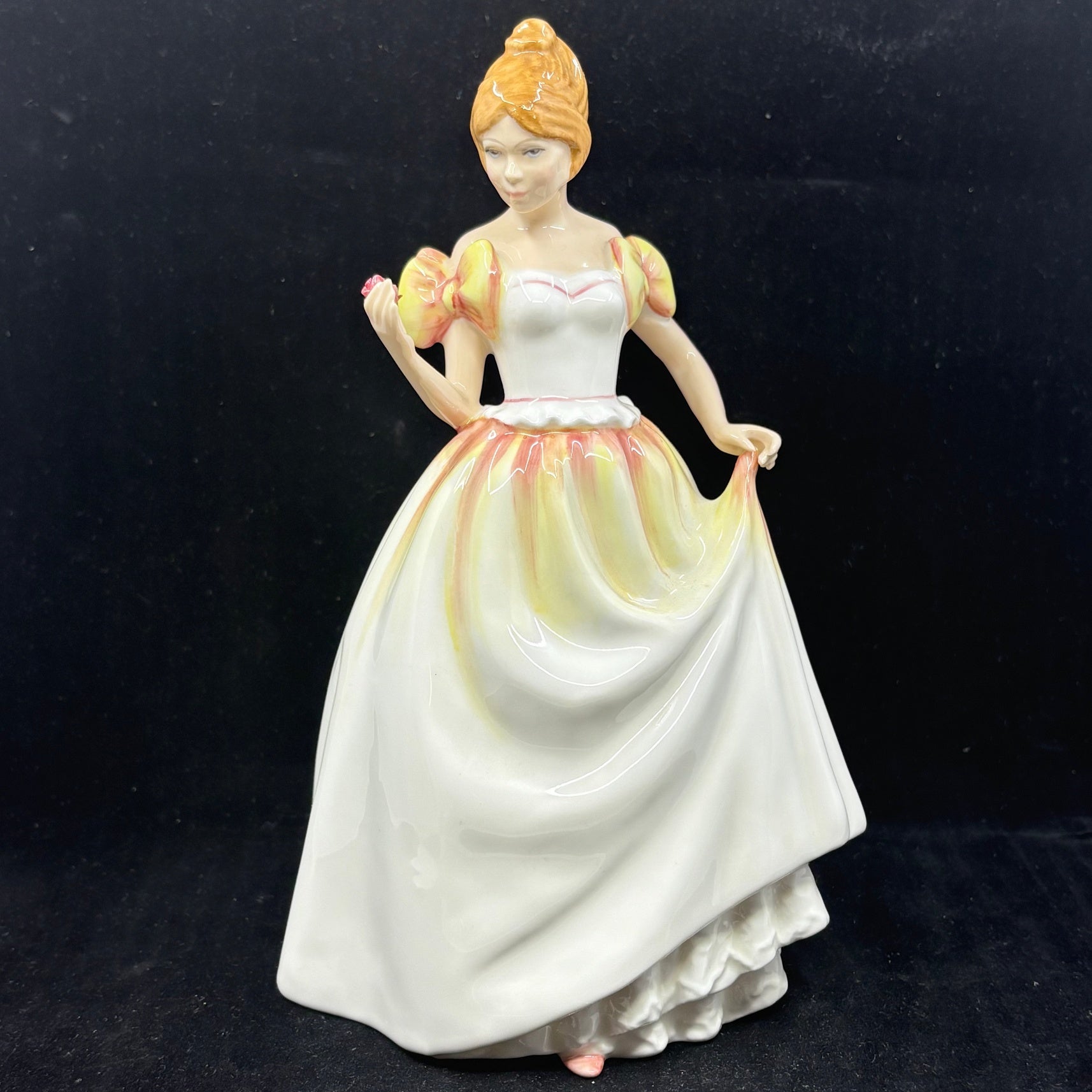 Royal Doulton Figurine Gift of Love HN3427