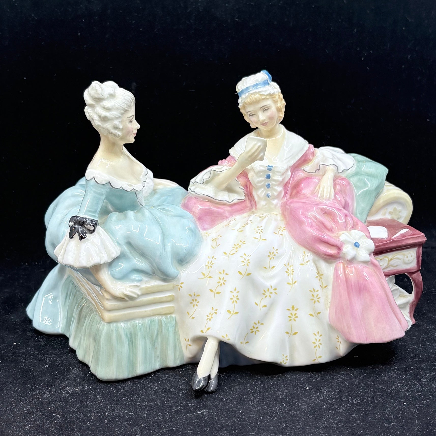 ロイヤルドルトン　置物 フィギュリン THE LOVE LETTER Royal Doulton Figurine Love Letter HN2149