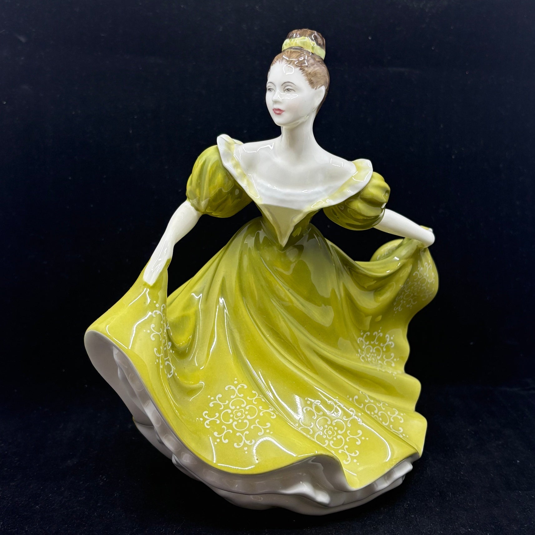 Royal Doulton Figurine Lynn HN2329 - William Cross