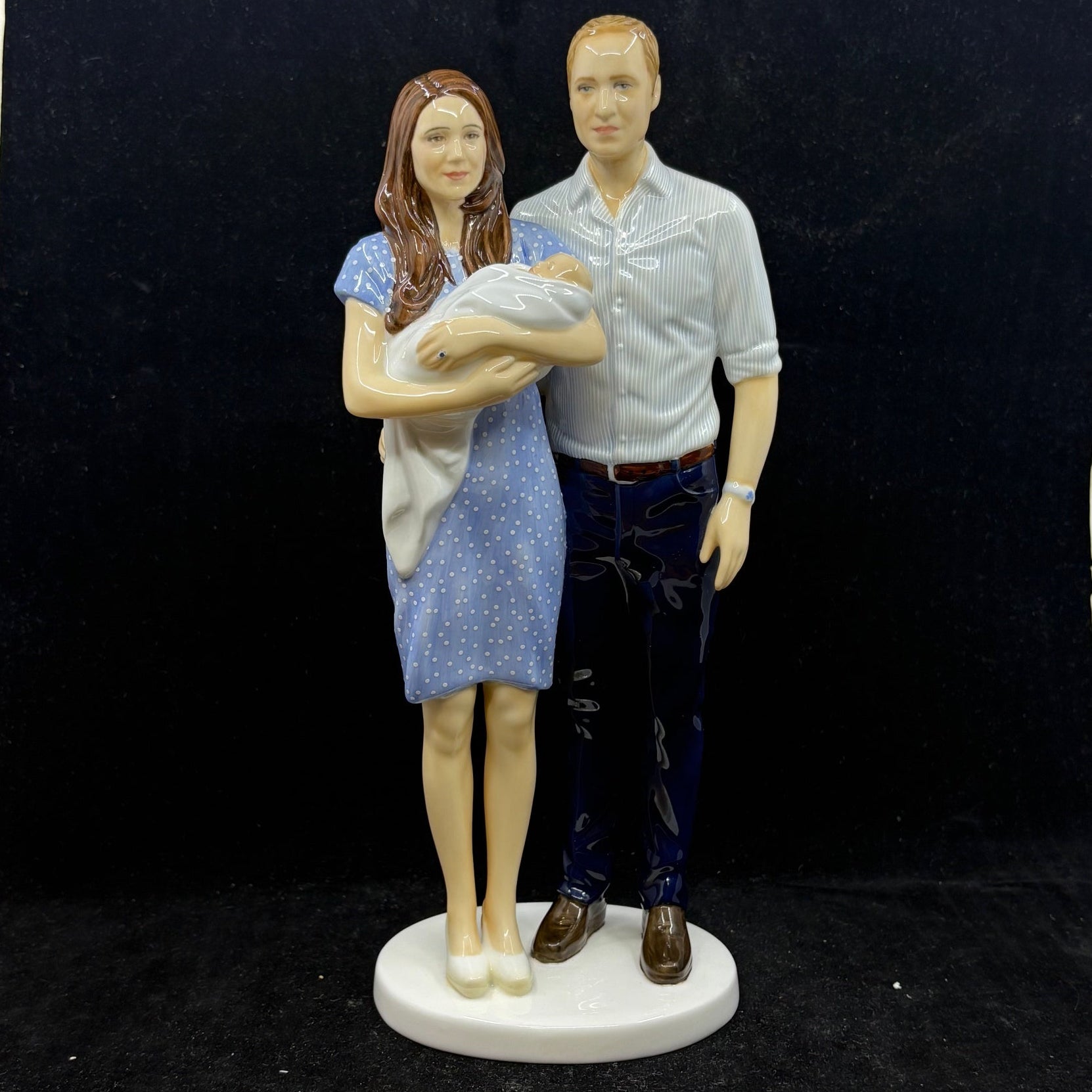 Royal Doulton Figurine Prince George A Royal Birth HN5716 - William Cross