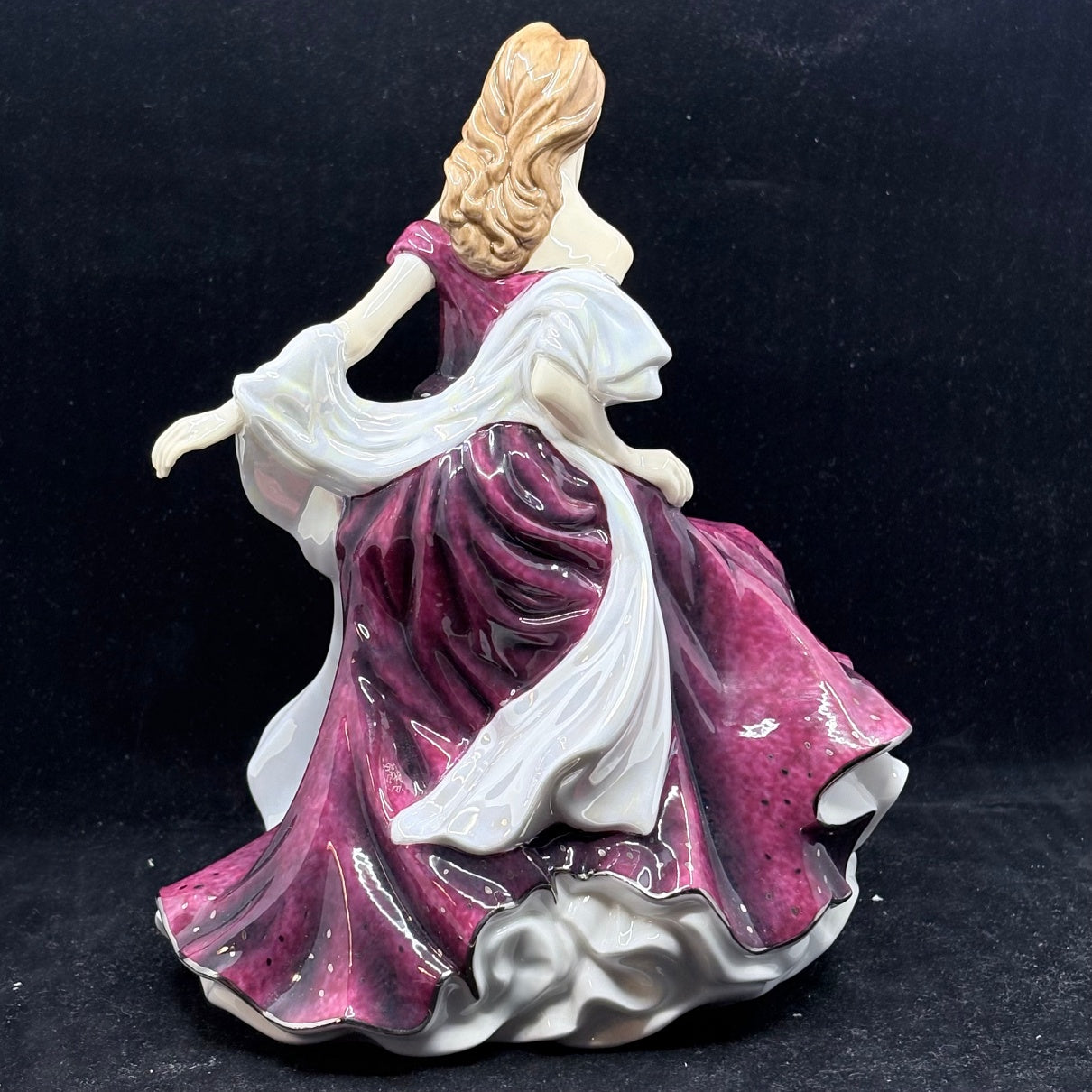 Royal Doulton Figurine Celebrating You HN5423 - William Cross