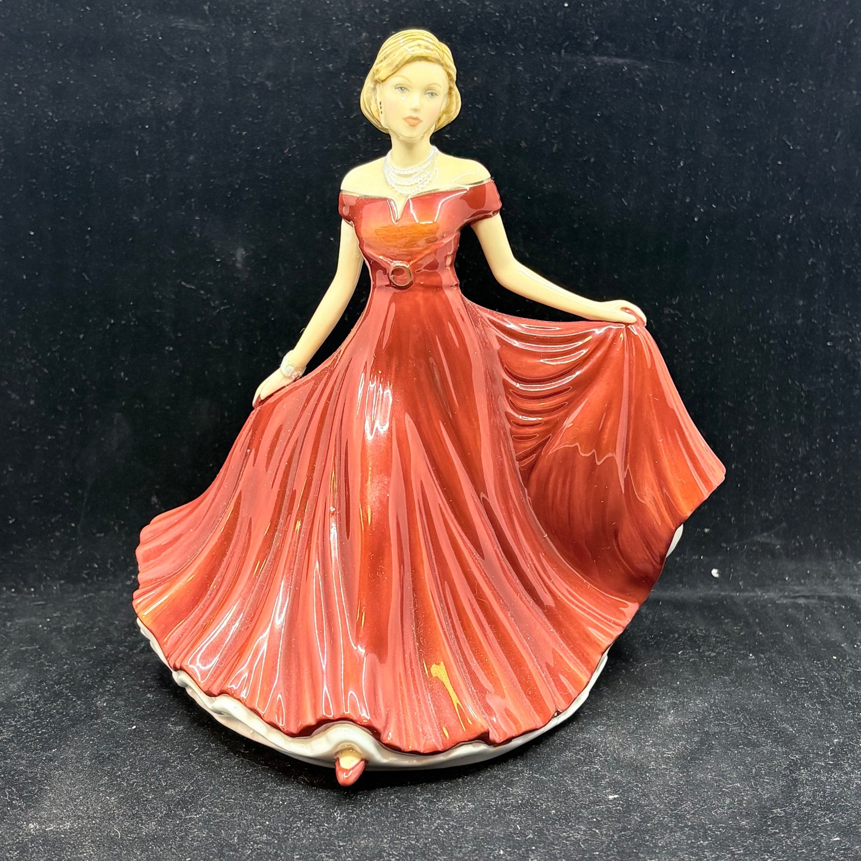 Royal Doulton Figurine Sweet Memories HN5850- William Cross