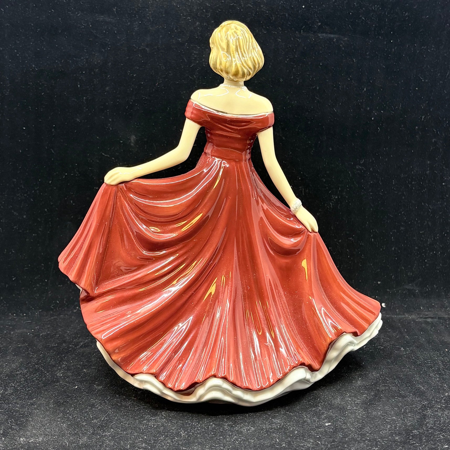 Royal Doulton Figurine Sweet Memories HN5850- William Cross