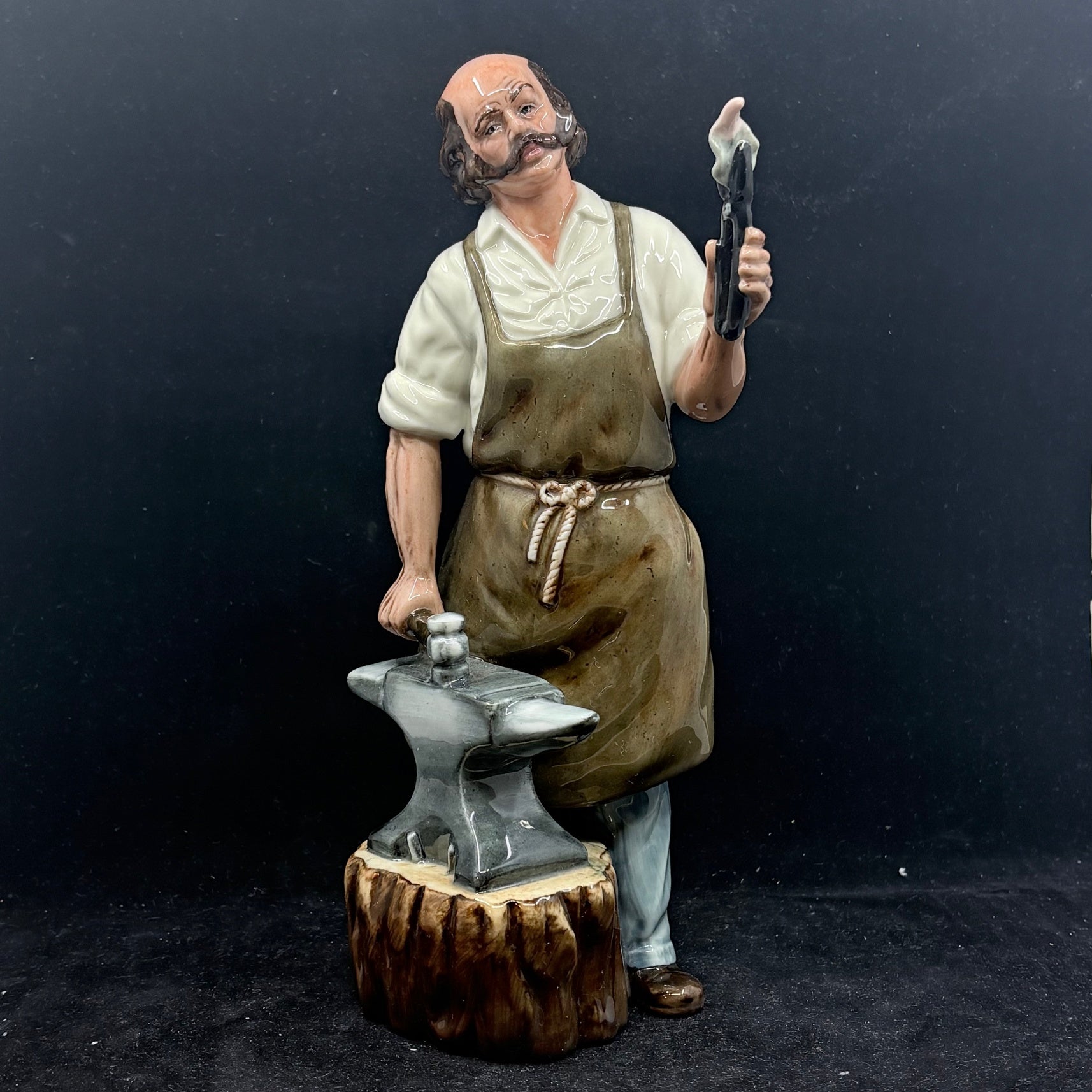 Royal Doulton Figurine Blacksmith HN2782 - William Cross