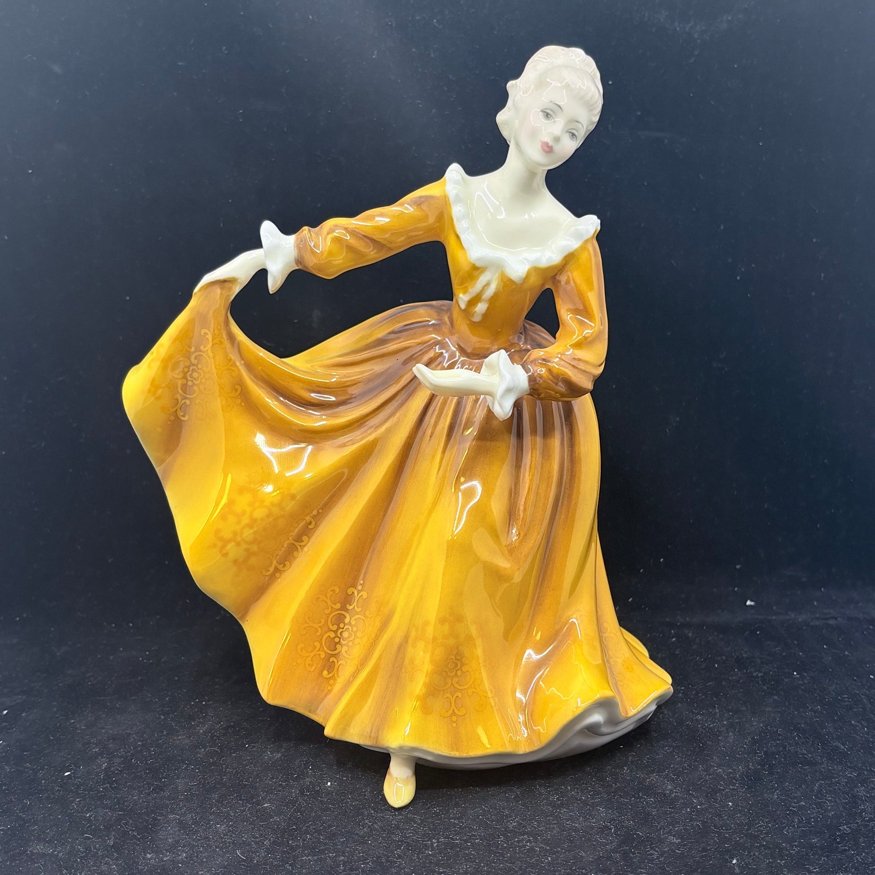 Royal Doulton Figurine Kirtsy HN2381 - William Cross