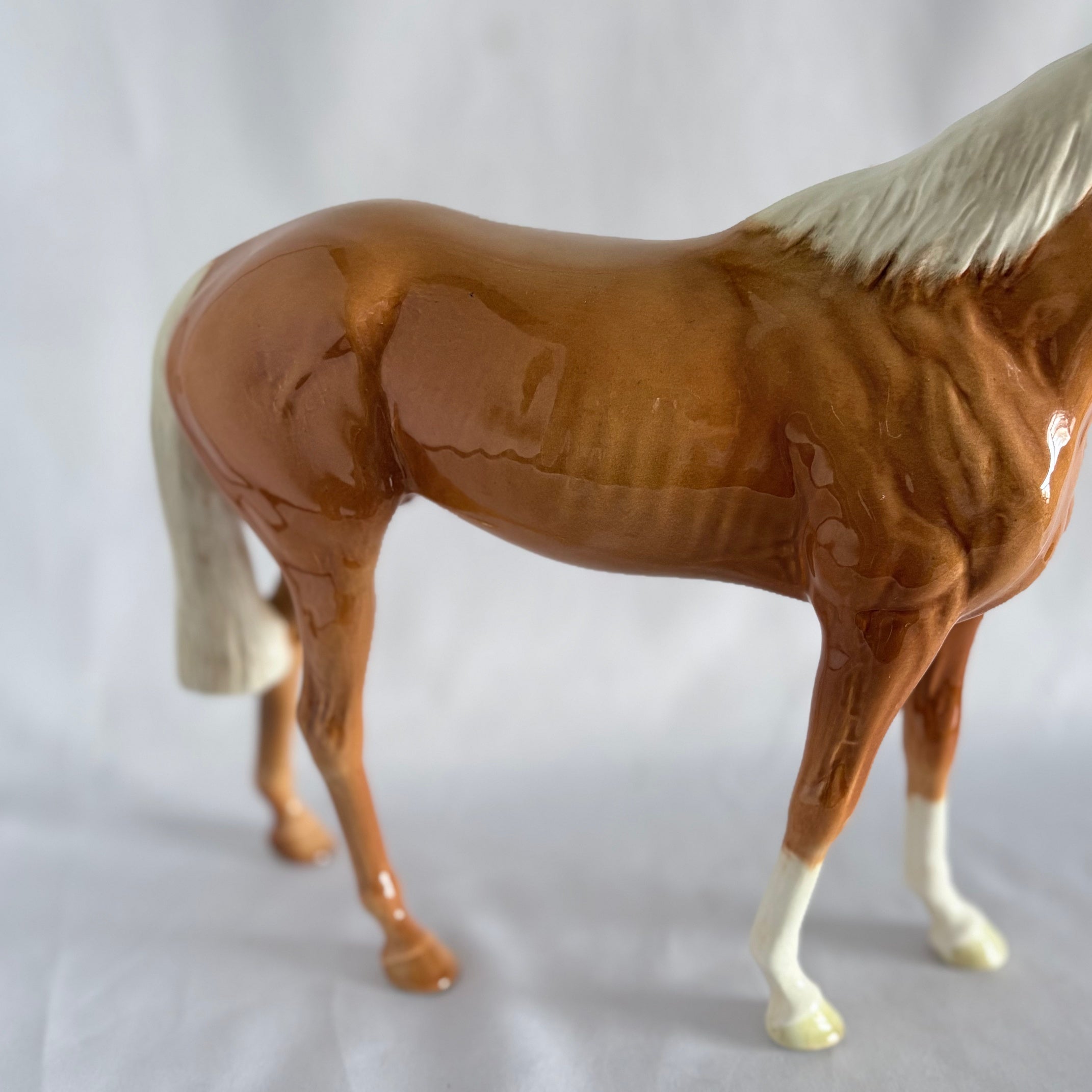 Beswick Large Racehorse Model 1564 in Palomino Gloss