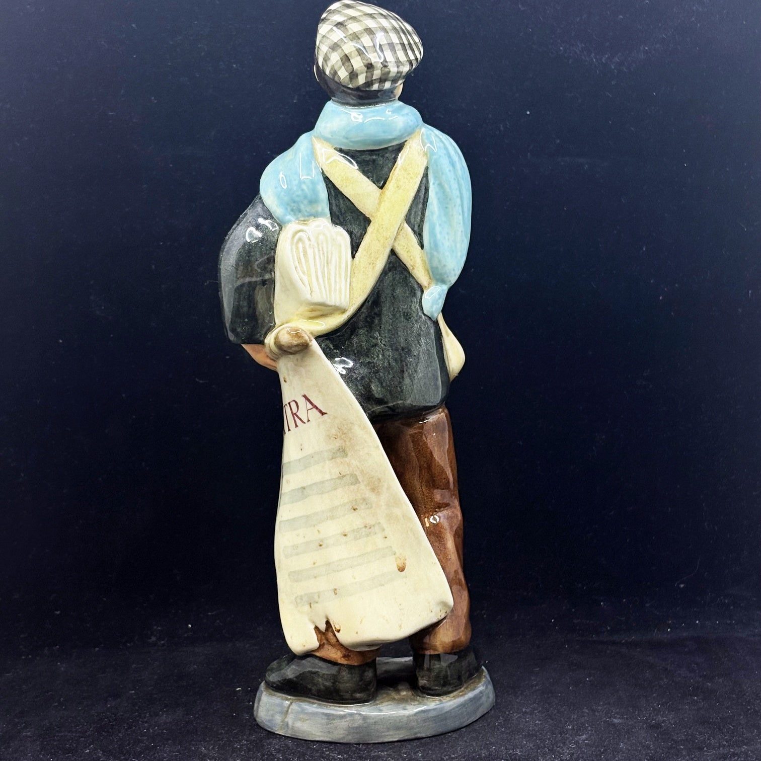 Royal Doulton Figurine Neswboy HN2244