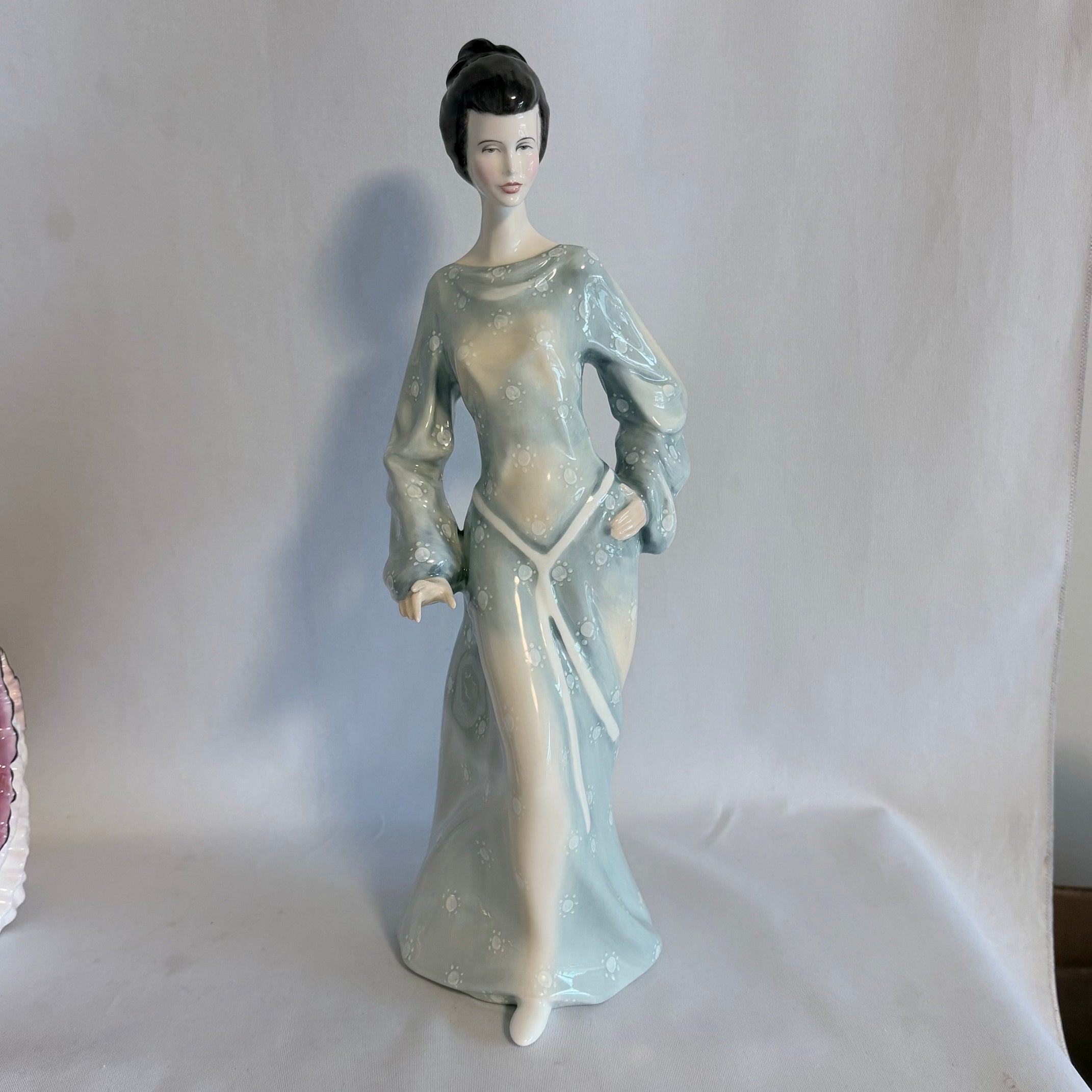 Royal Doulton Figurine Boudoir HN2542-William Cross