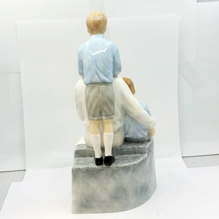Royal Doulton A Loving Mother HN5857 Figurine