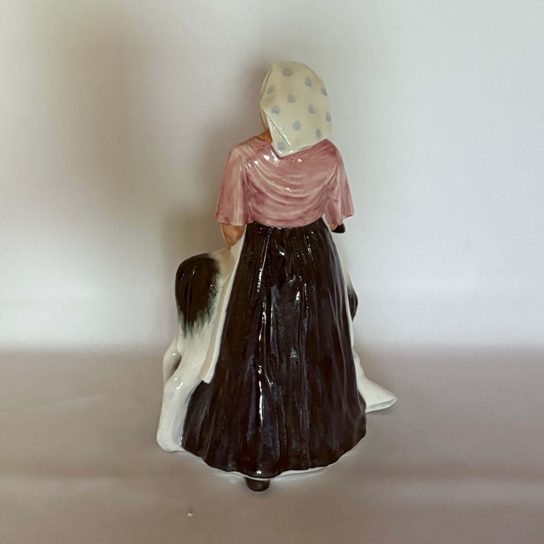 Royal Doulton Figurine Country Maid HN4560 - William Cross