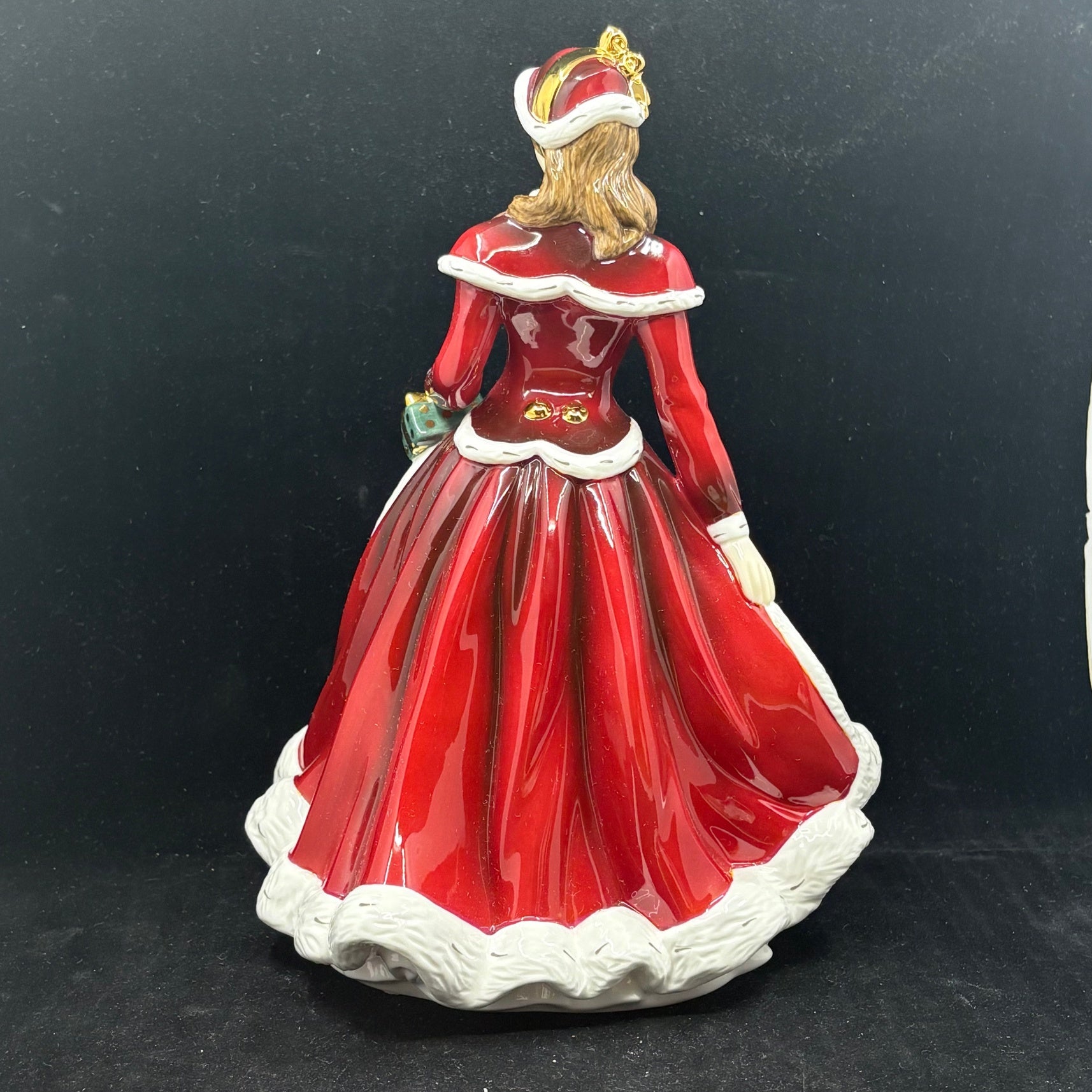 Royal Doulton Figurine Seasons Greetings 2004 HN5234