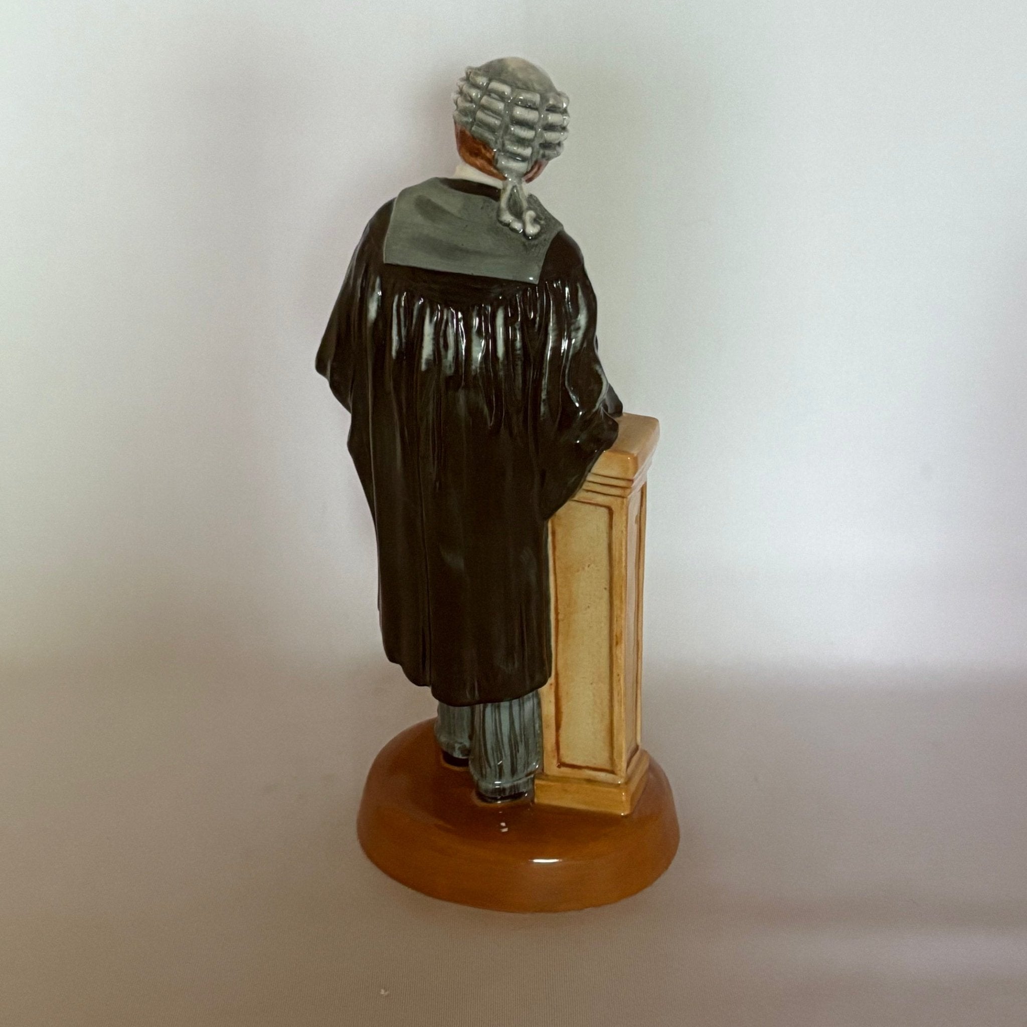 Royal Doulton Figurine Lawyer HN3041 - William Cross