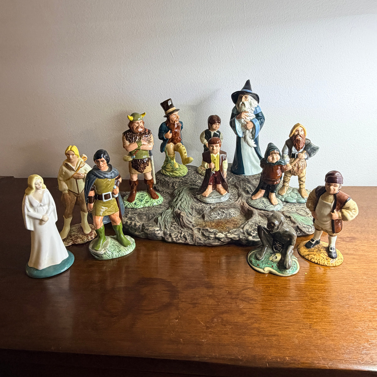 Royal Doulton Middle Earth Lord of the Rings Set & Stand - William Cross