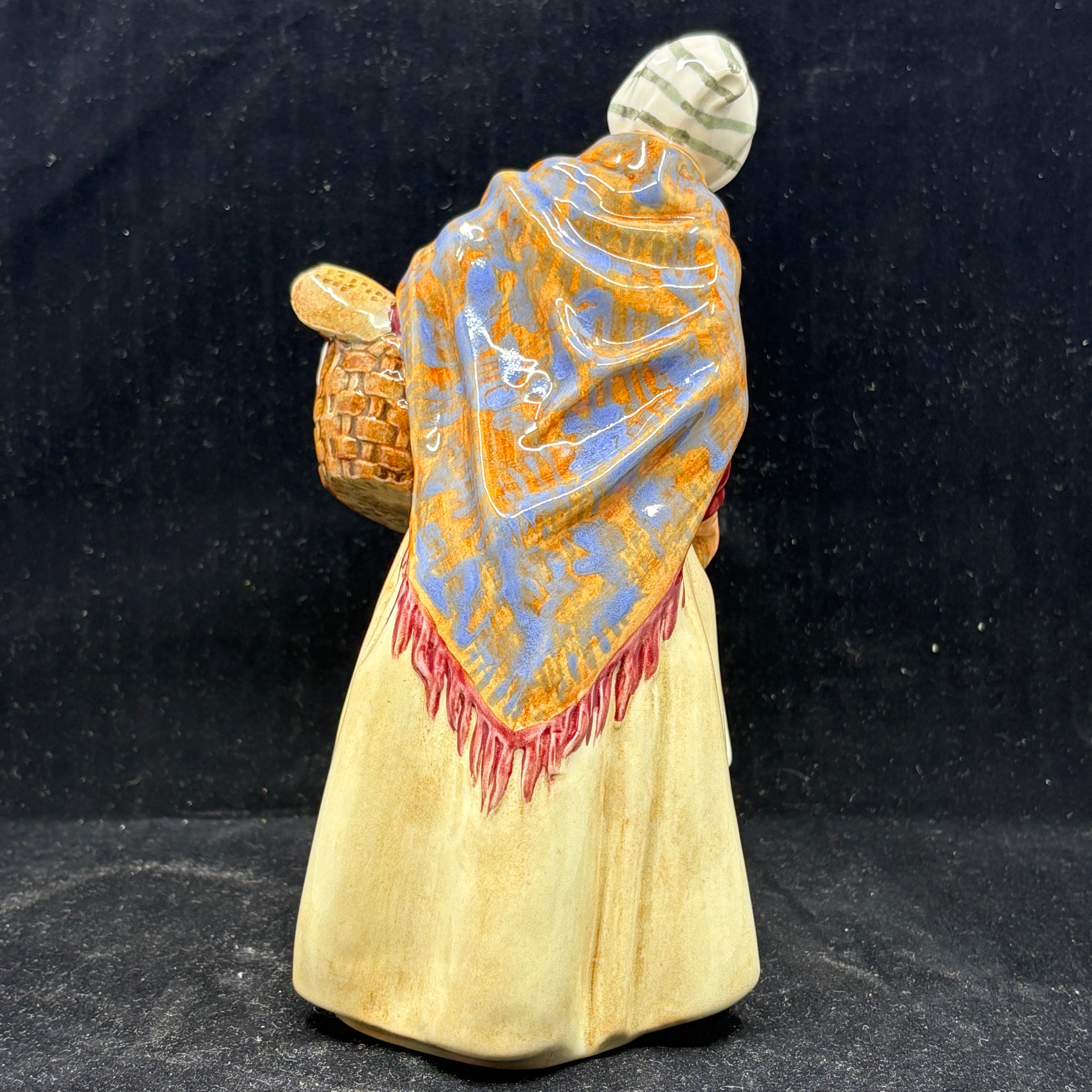 Royal Doulton Grandma HN2052 (1950-1959) - 6.75" Figurine