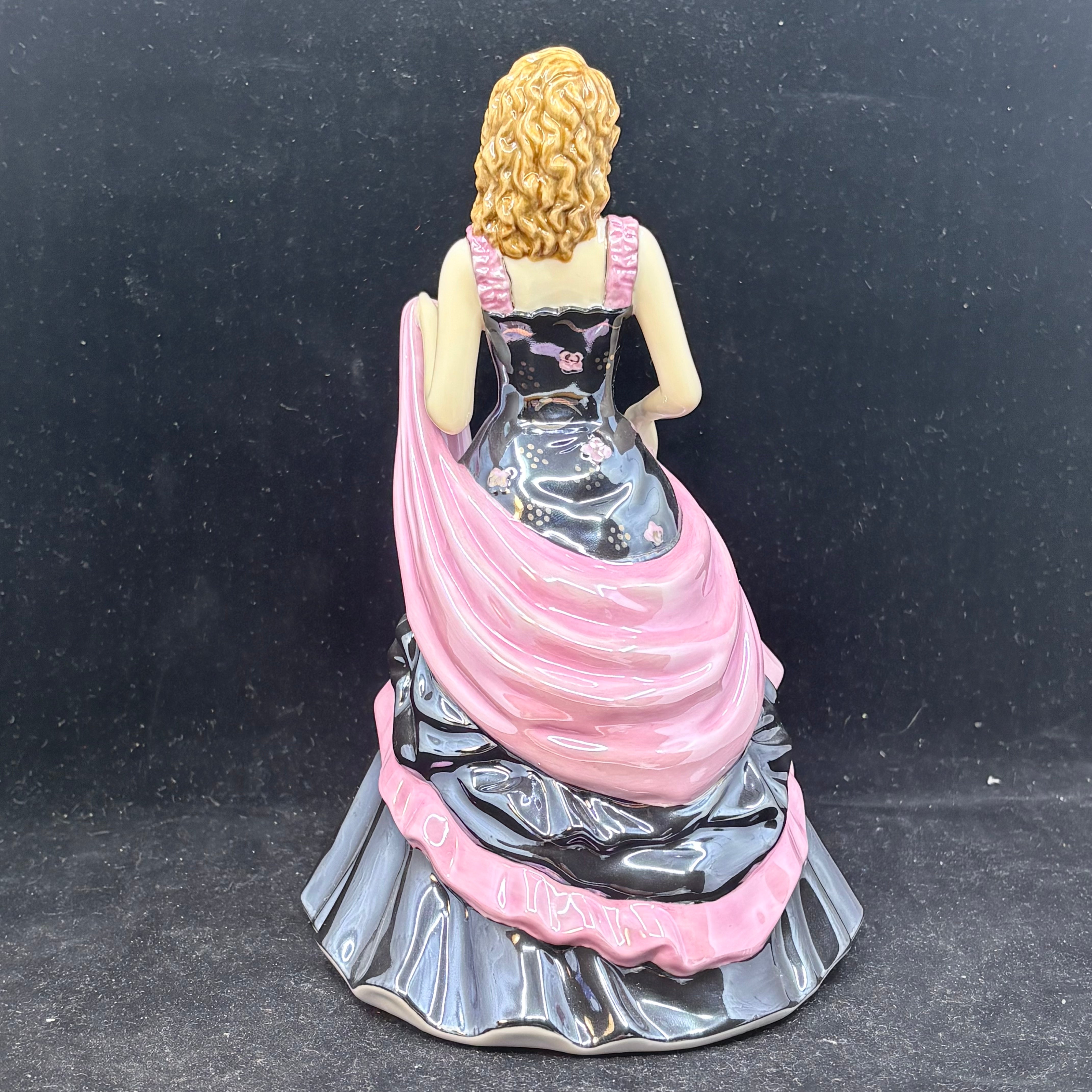 Royal Doulton Figurine A Gift For You HN5471 - William Cross