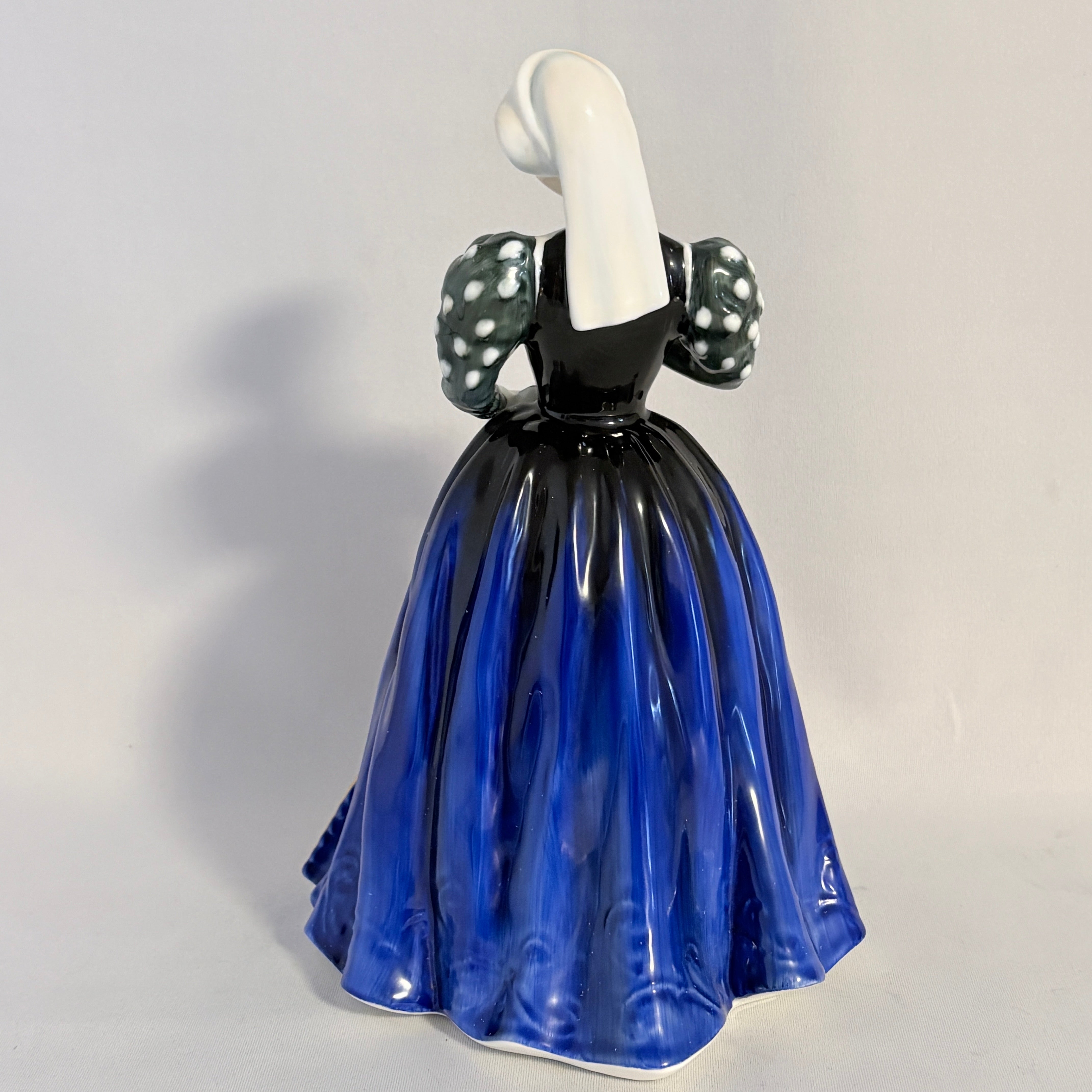 Royal Doulton HN3142 Mary Queen of Scots – Queens of the Realm Figurine