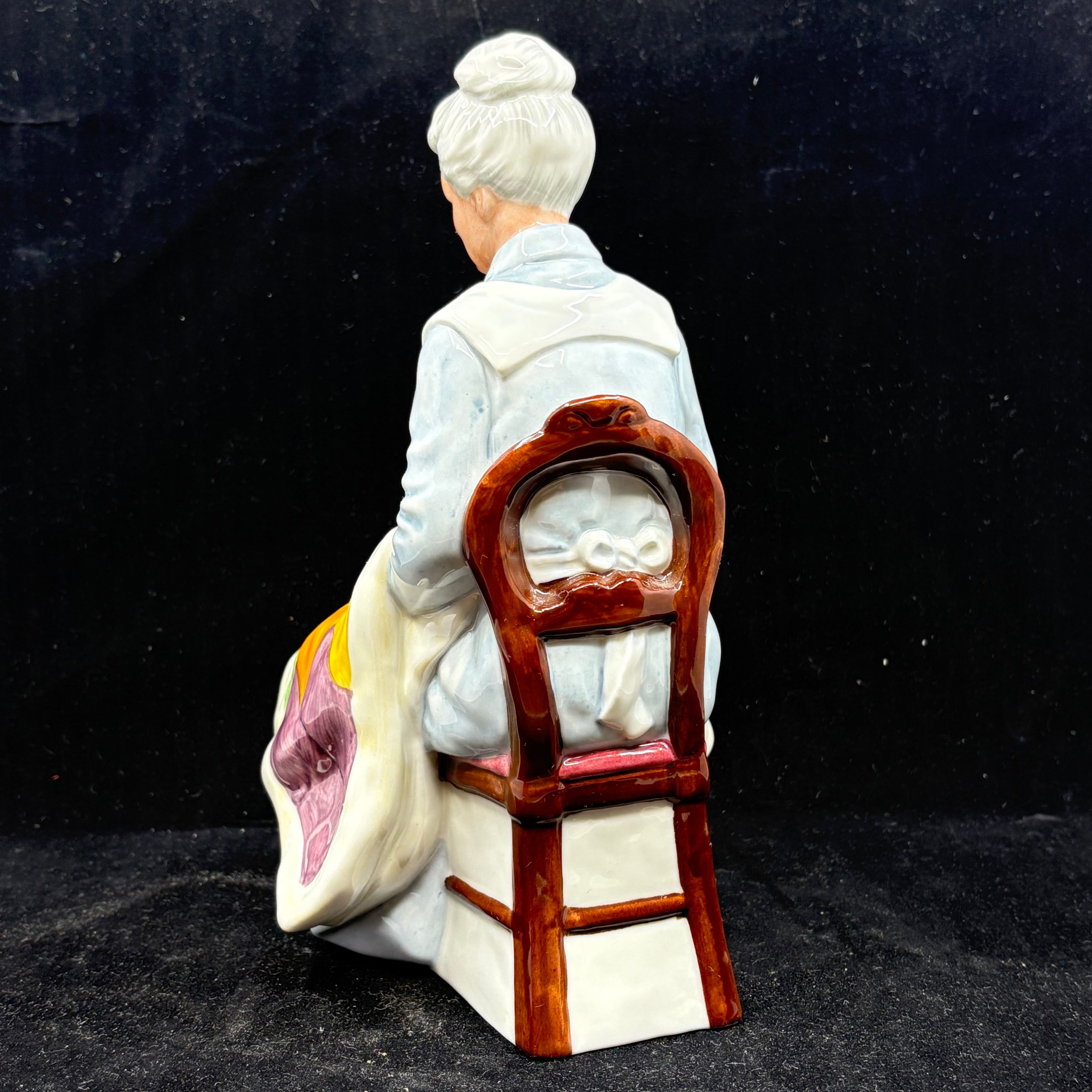 Royal Doulton Eventide HN2814 ( 1977- 1991 ) - 7.75" Figurine