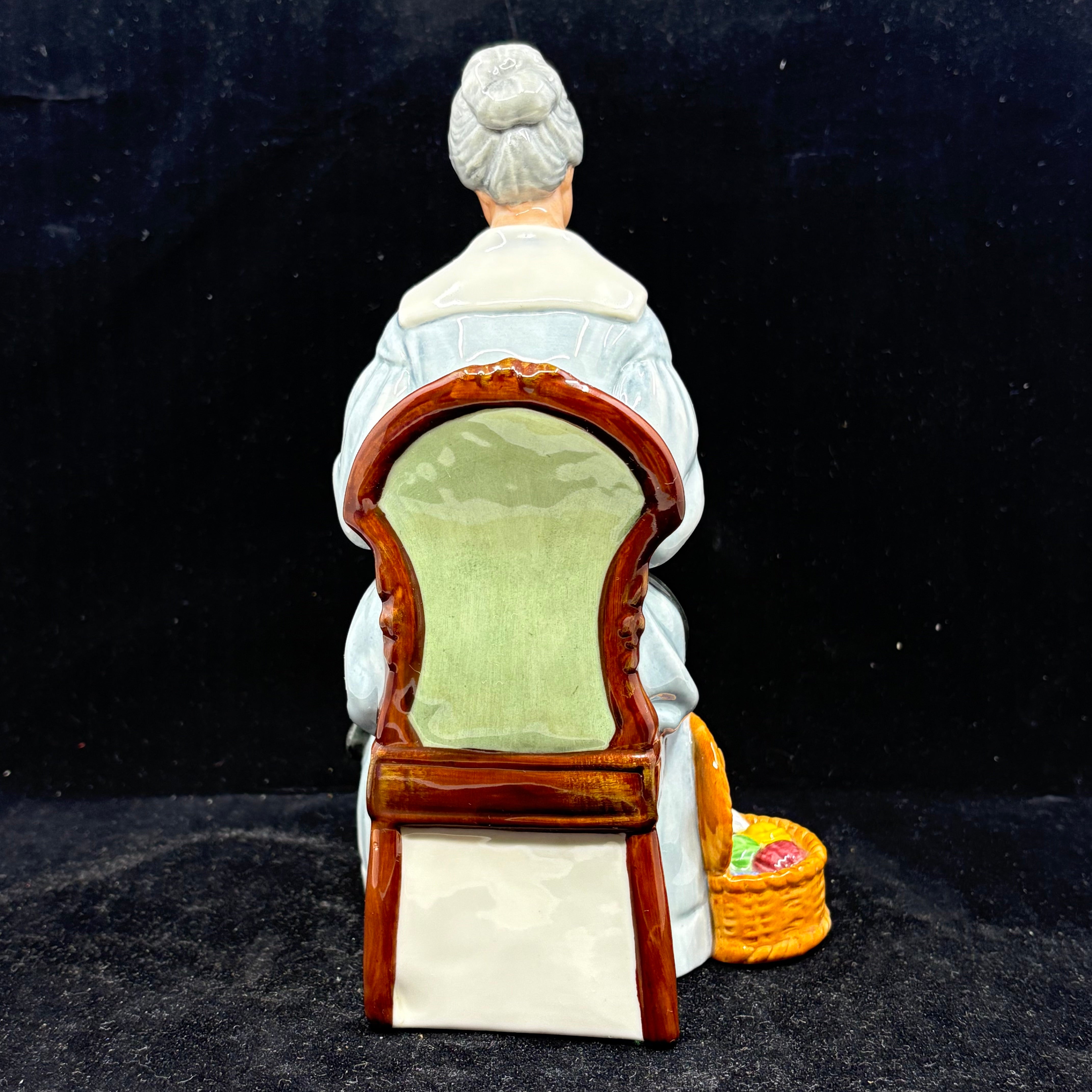 Royal Doulton Figurine Embroidering HN2855 - William Cross