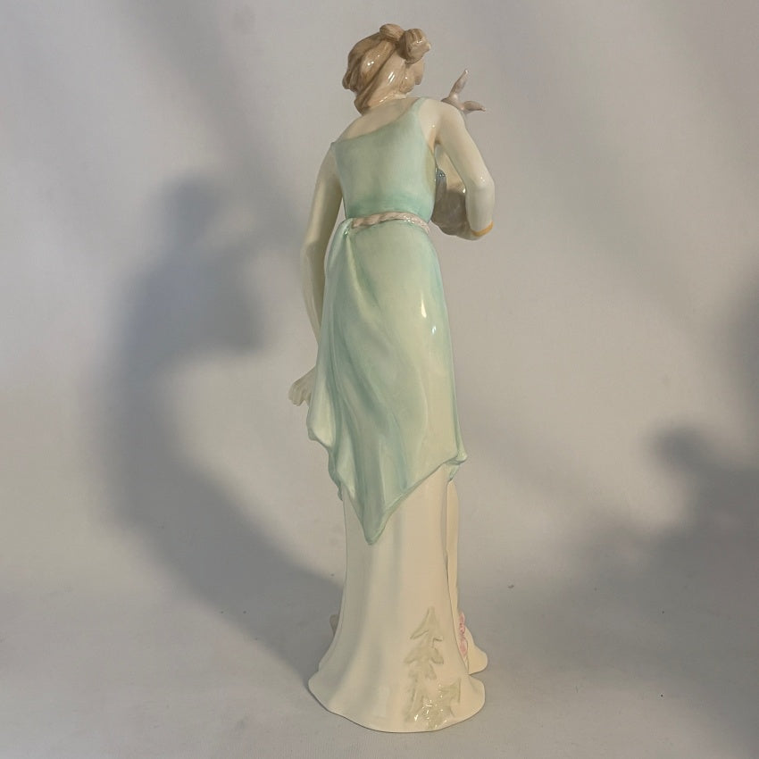 Royal Doulton Figurine Tender Greetings HN4261