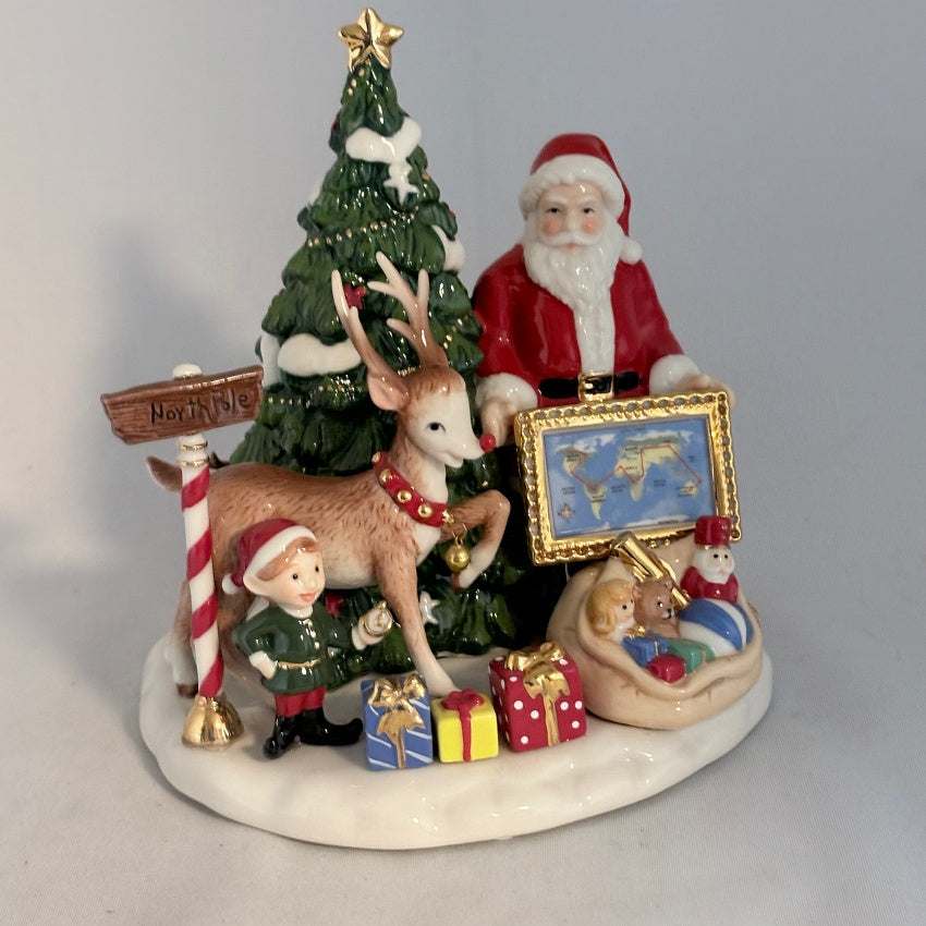 Royal Doulton Figurine Santa's World Map HN5469 