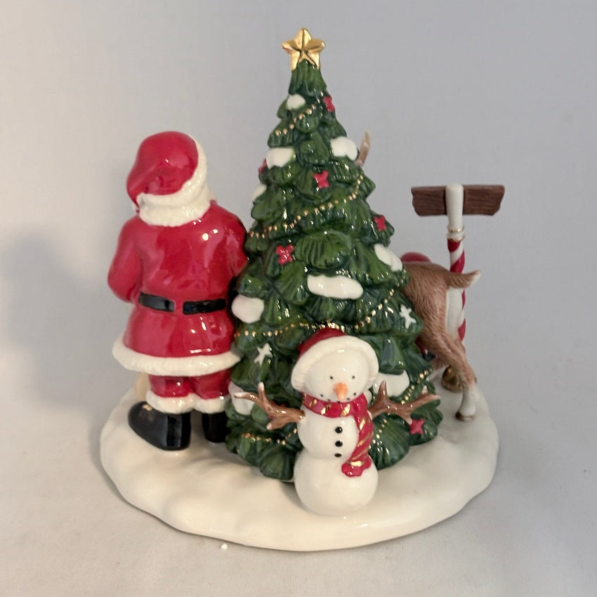 Royal Doulton Figurine Santa's World Map HN5469 