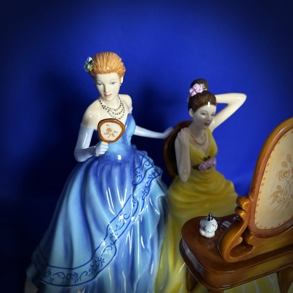 Royal Doulton Figurine Dressing for the Ball HN5580
