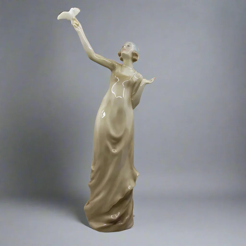 Royal Doulton Figurine Pasradise HN3074
