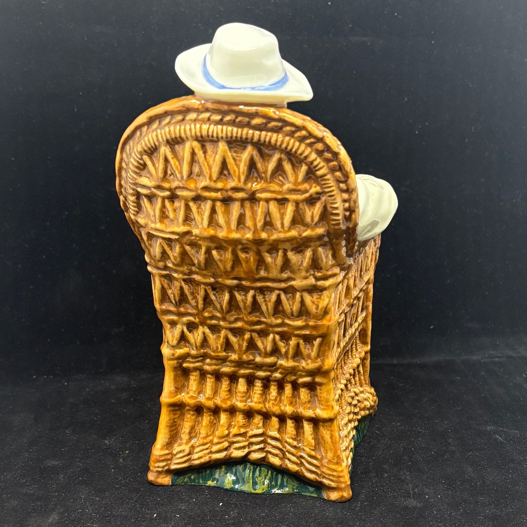 Royal Doulton Figurine Taking Things Easy HN2680- Back