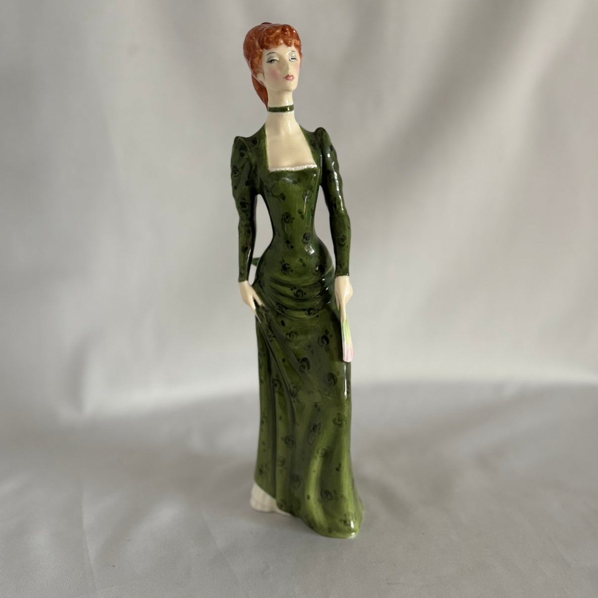 Royal Doulton Figurine Ala Mode HN2544 - William Cross
