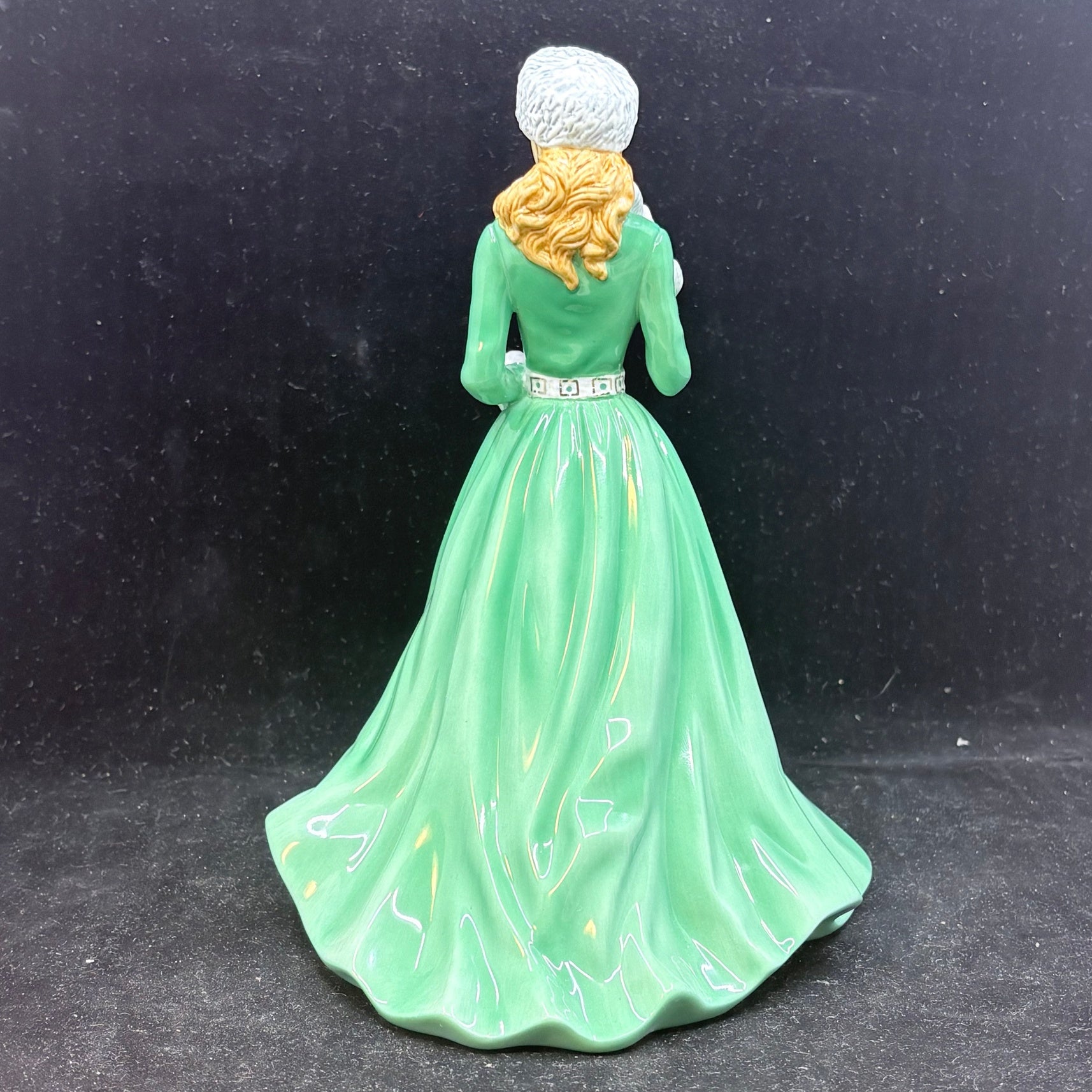 Royal Doulton Figurine Silver Bells HN5607 - William Cross