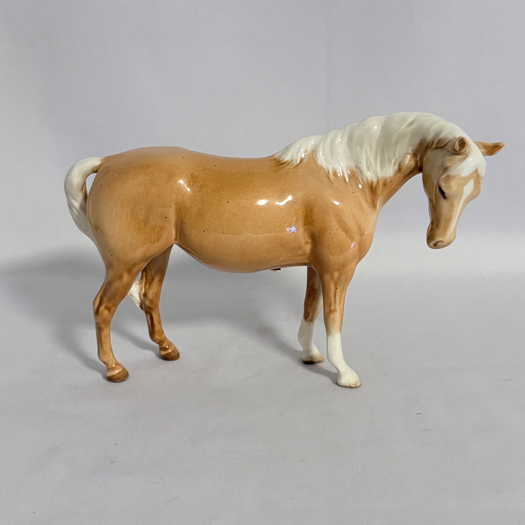 Beswick Mare Facing Right Head Down Model 1812 Palomino Gloss
