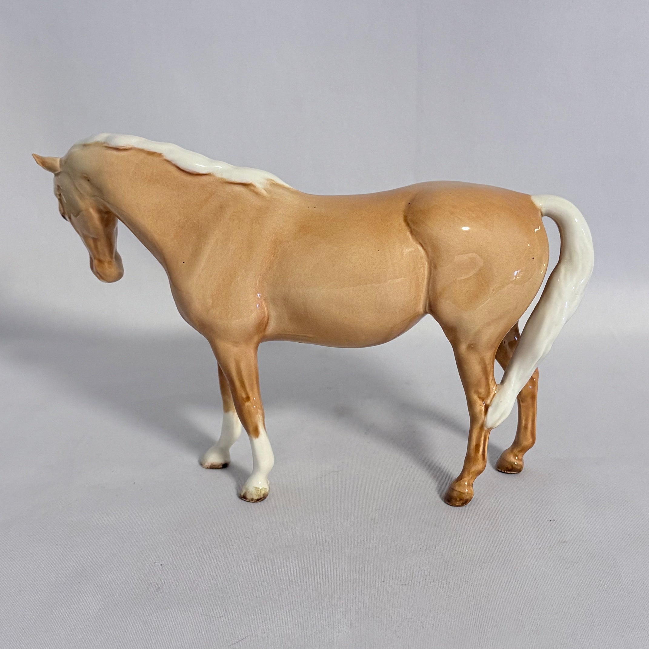 Beswick Mare Facing Right Head Down Model 1812 Palomino Gloss