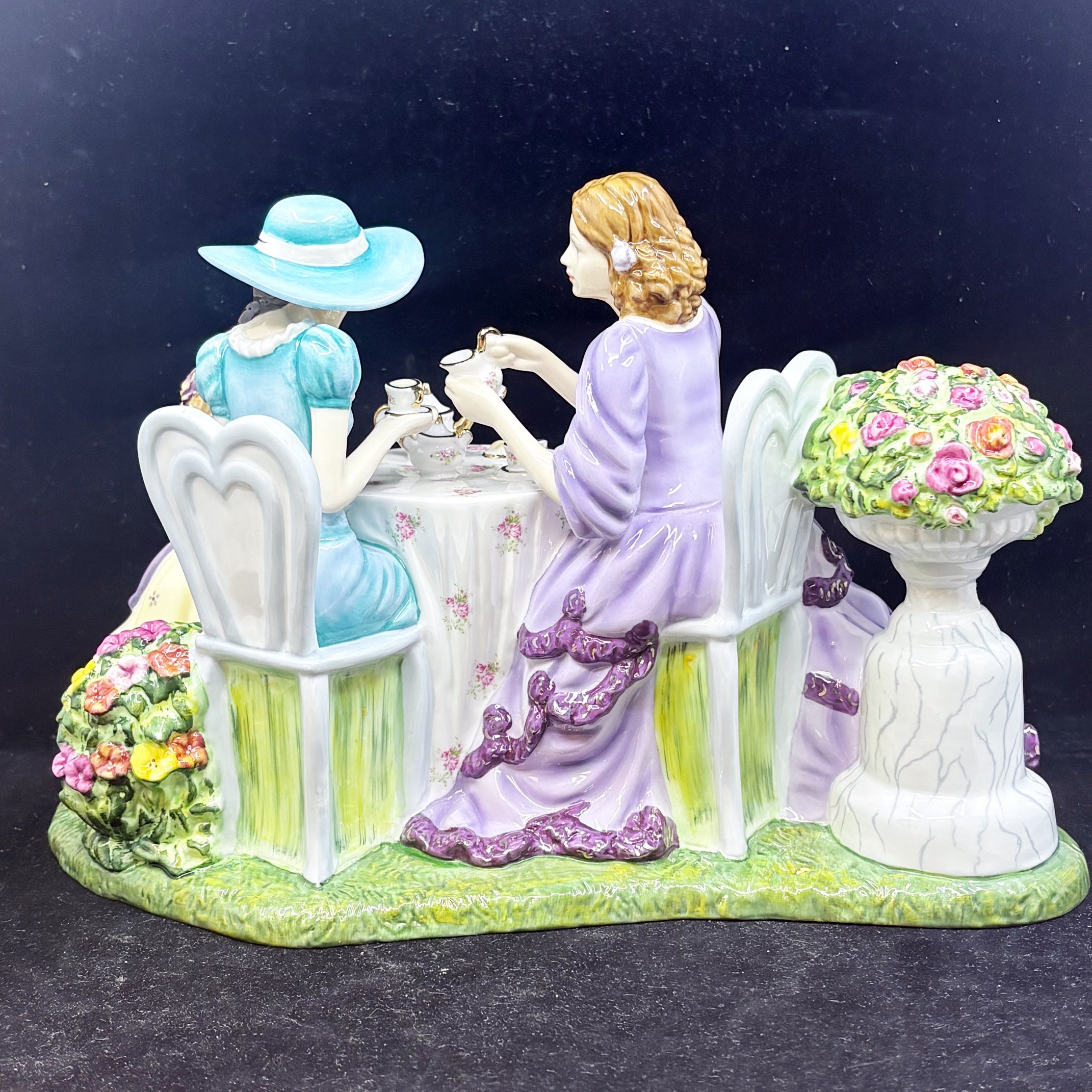 Royal Doulton Figruine Afternoon Tea HN5498