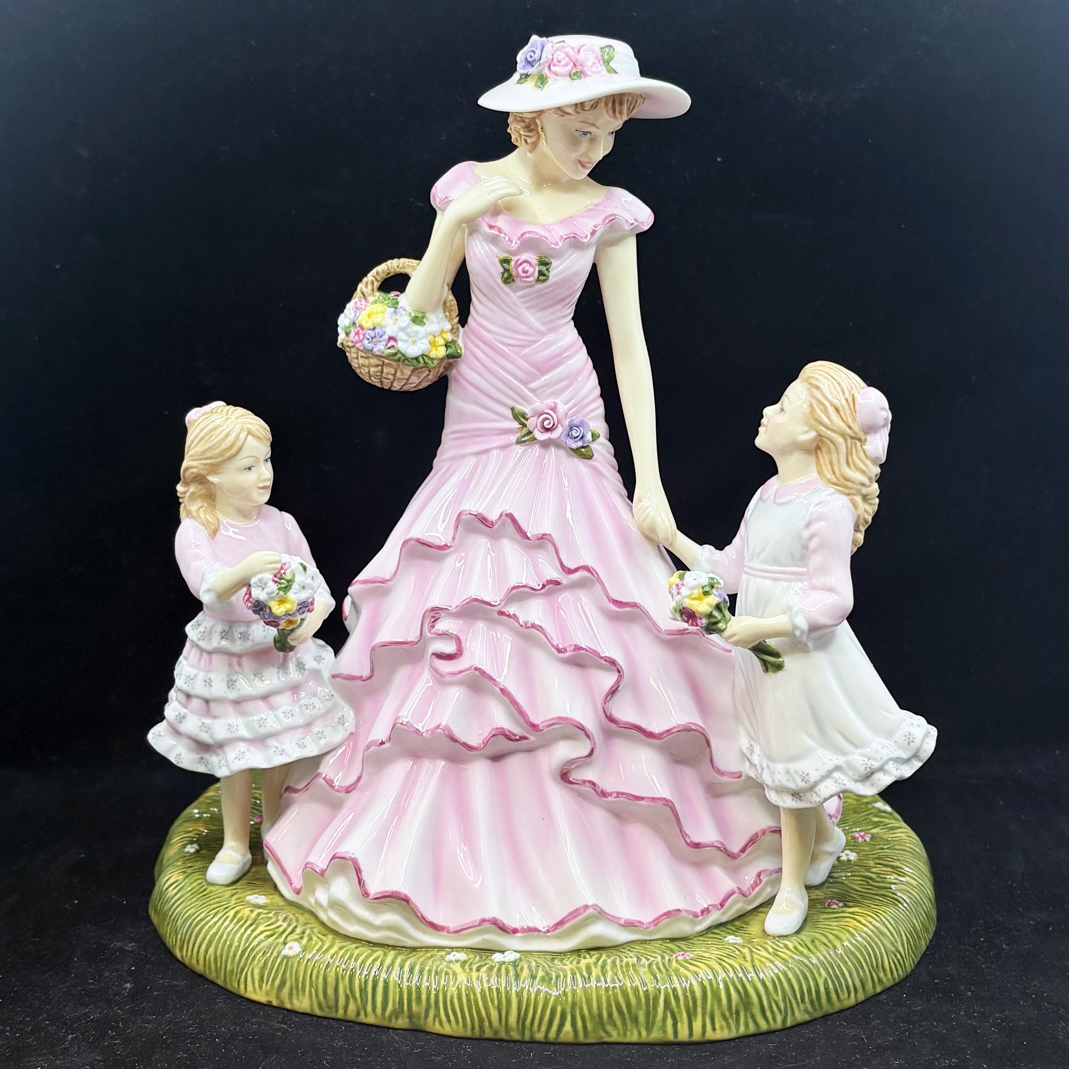 Royal Doulton Figurine Close to My Heart HN5718 - William Cross