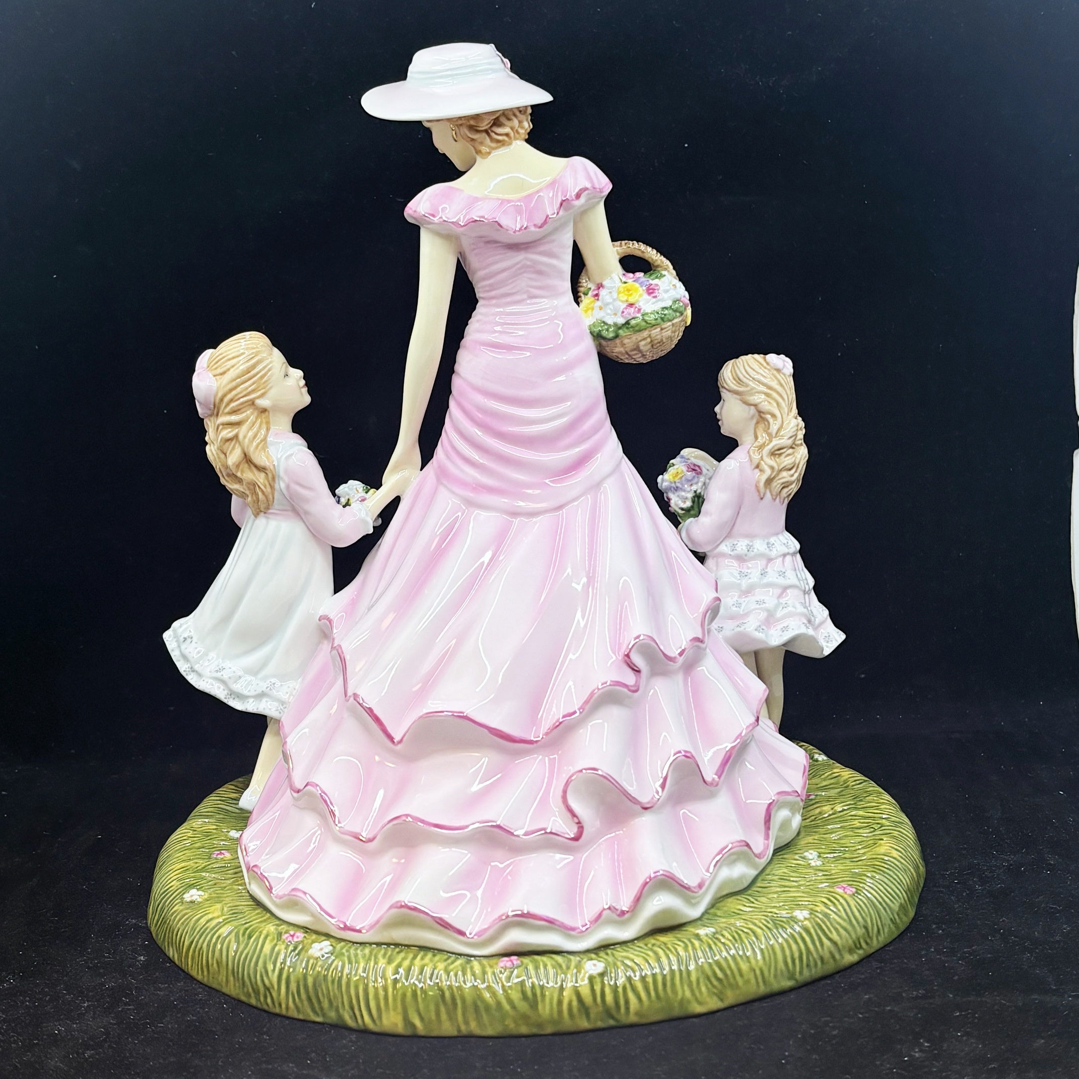 Royal Doulton Figurine Close to My Heart HN5718