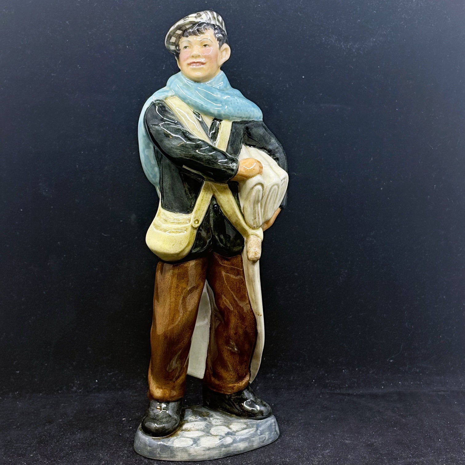Royal Doulton Figurine Neswboy HN2244 - William Cross