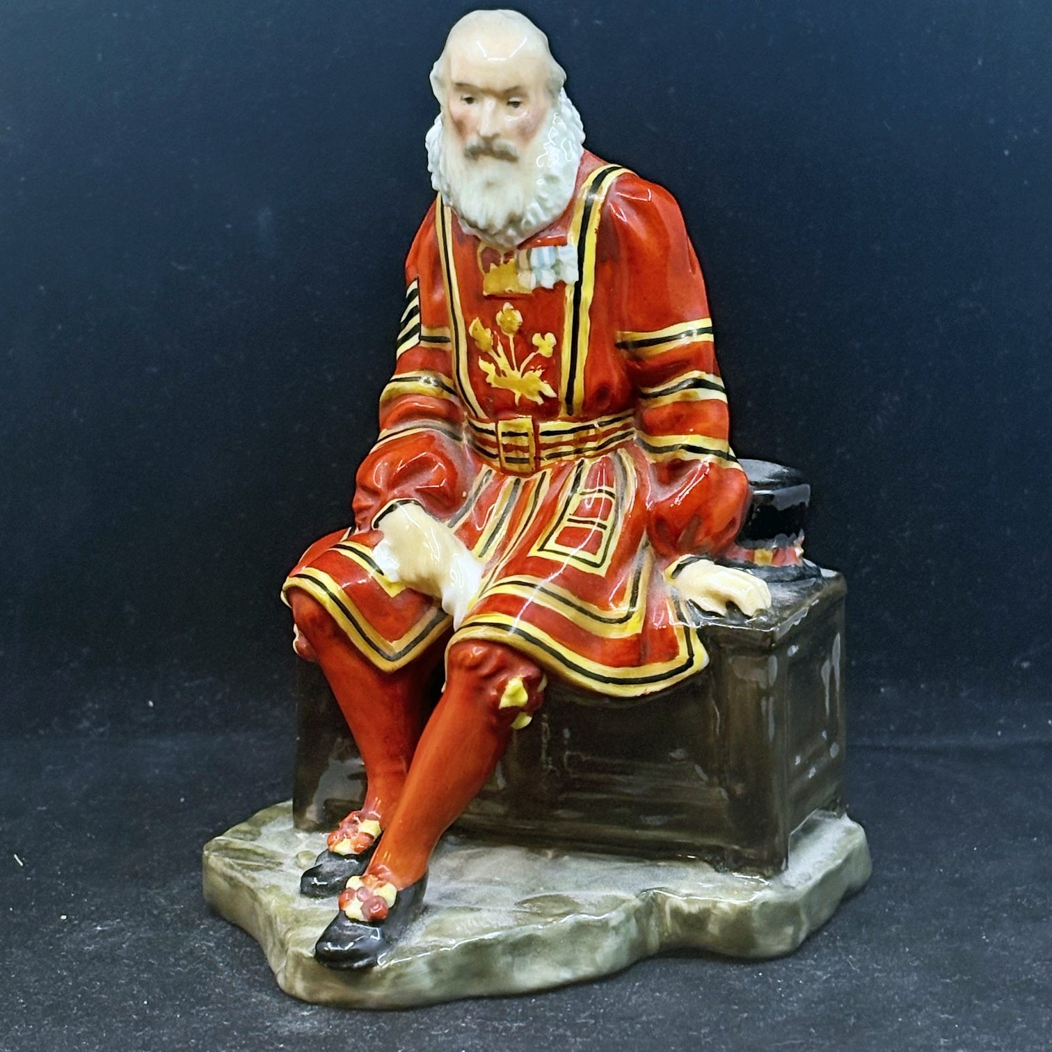 Royal Doulton Figurine Yeoman of the Guard HN688 - William Cross