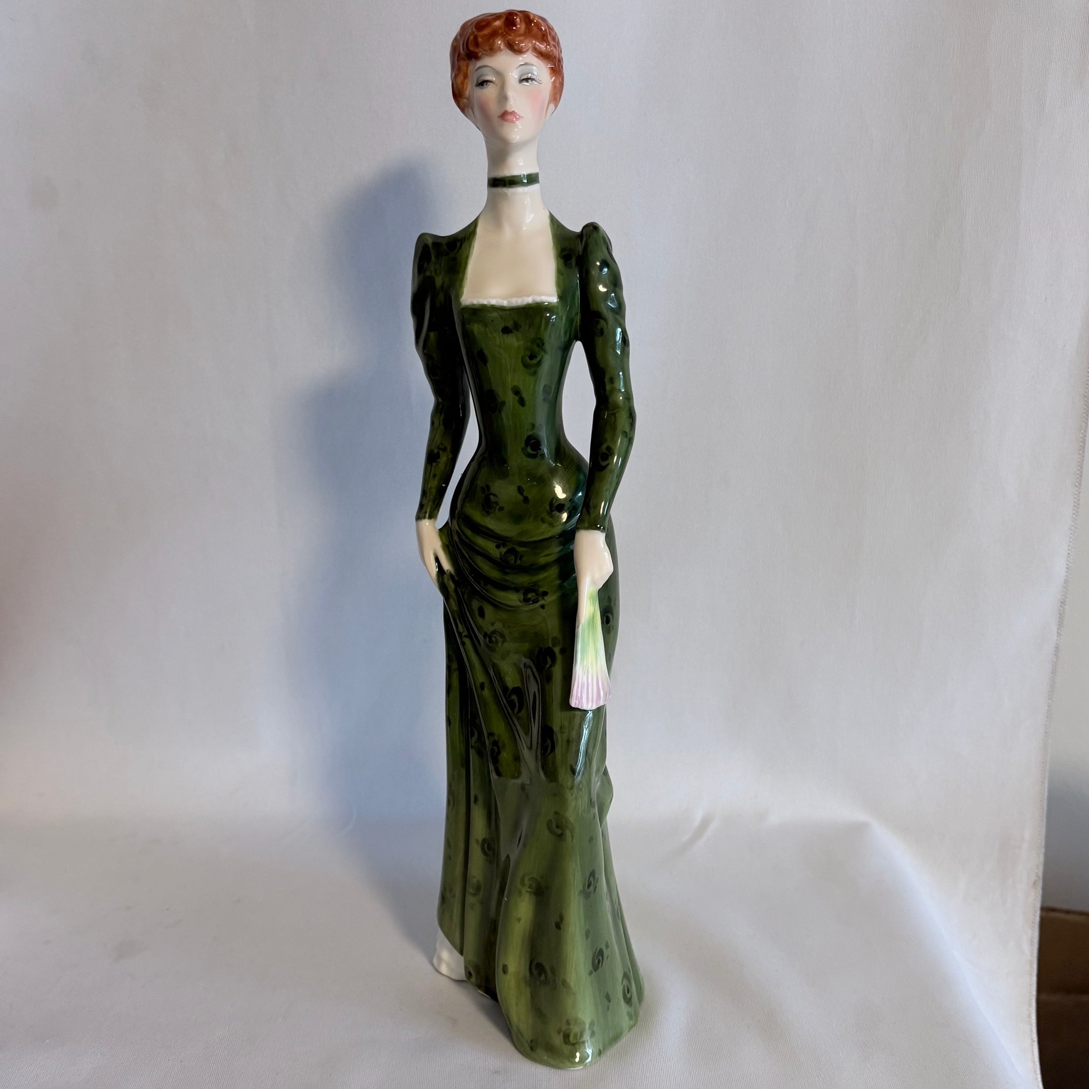 Royal Doulton Figurine A La Mode HN2544-William Cross