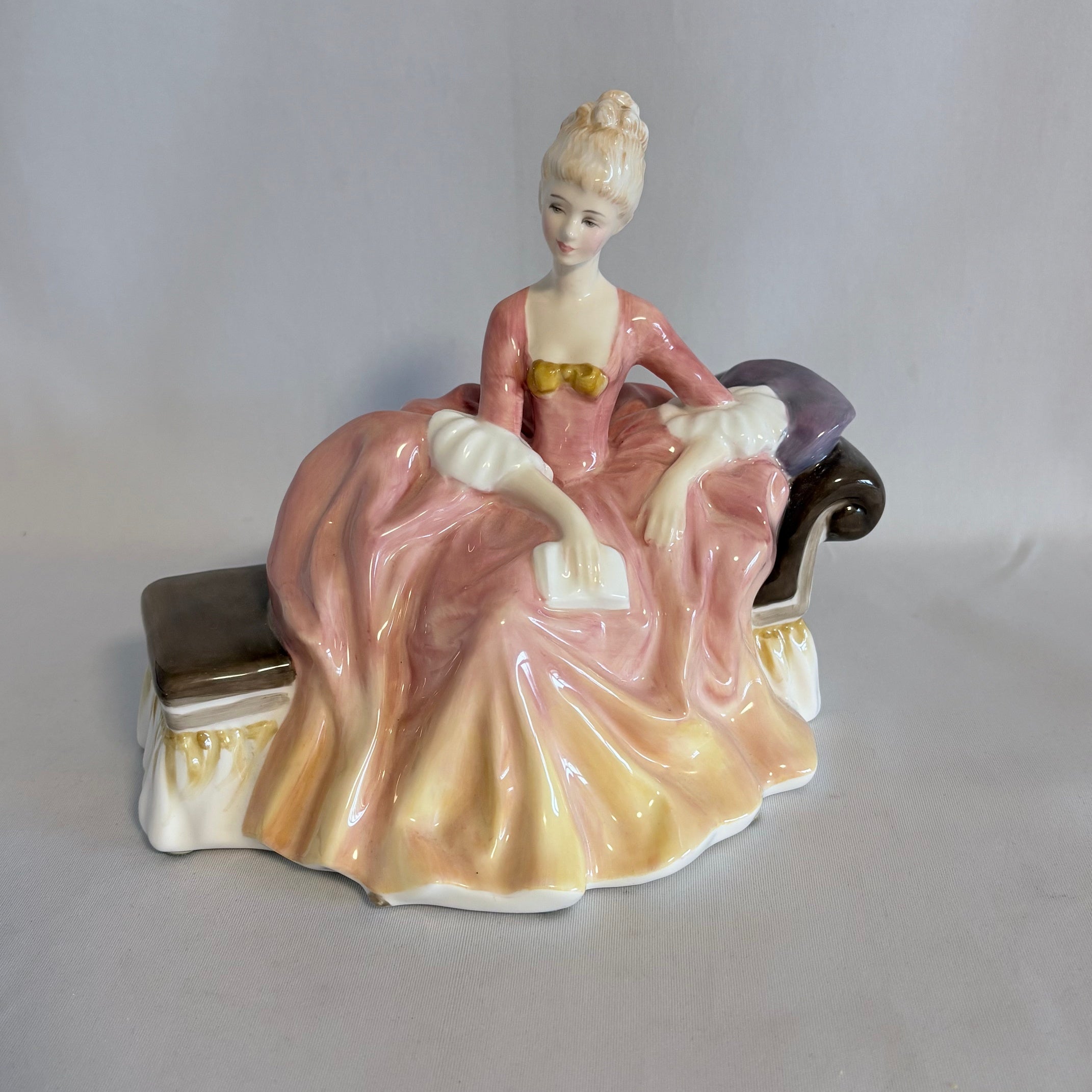 Royal Doulton Figurine Reverie HN2306 - William Cross