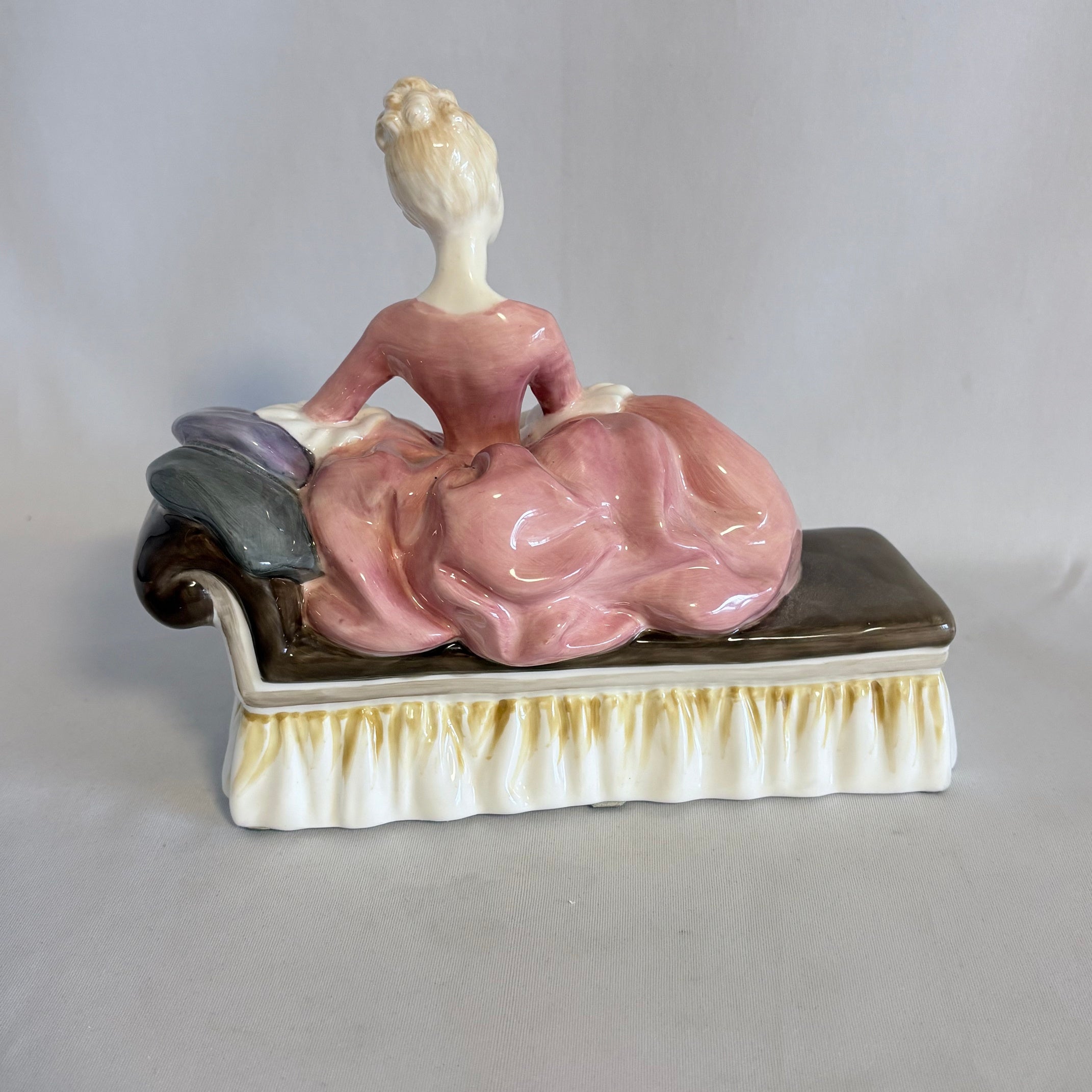 Royal Doulton Figurine Reverie HN2306 - William Cross