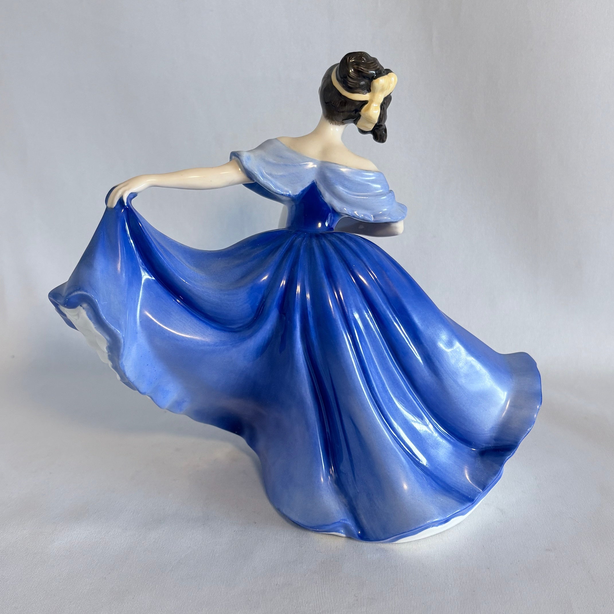 Royal Doulton Figurine Elaine HN2791 - William Cross