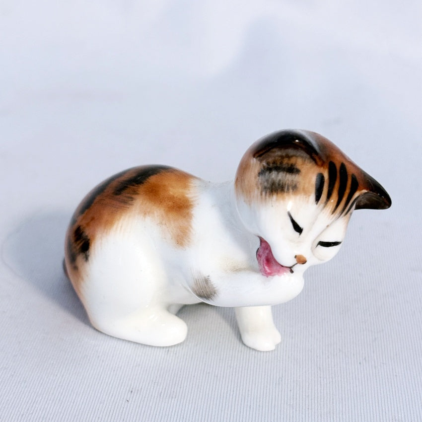 Royal Doulton Character Kitten Licking Front Paw HN2583