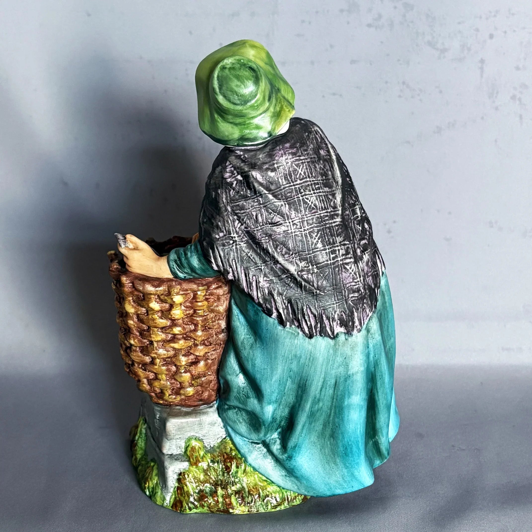 Royal Doulton Figurine Old Meg HN2924 - William Cross