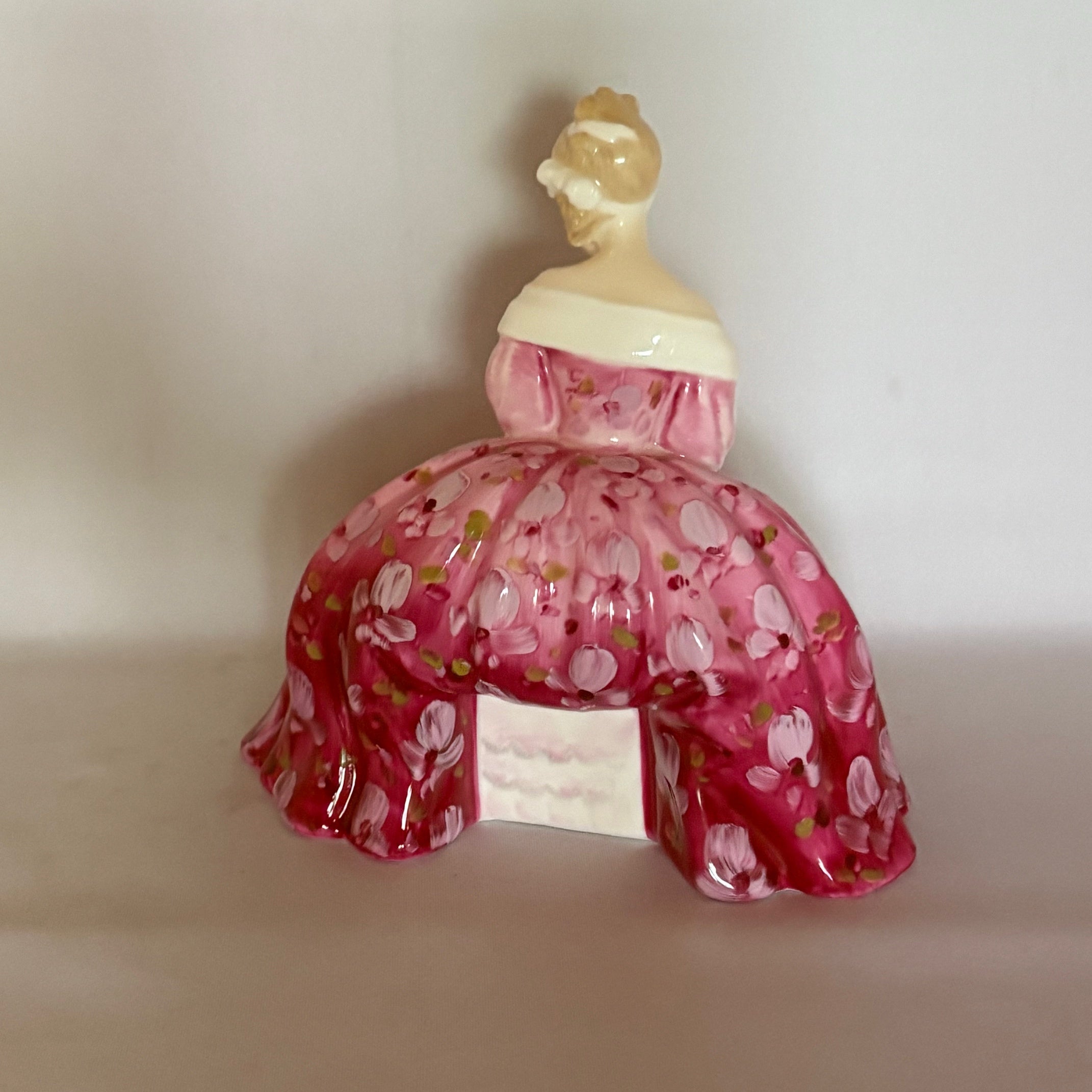 Royal Doulton Figurine Victoria HN2471 - William Cross