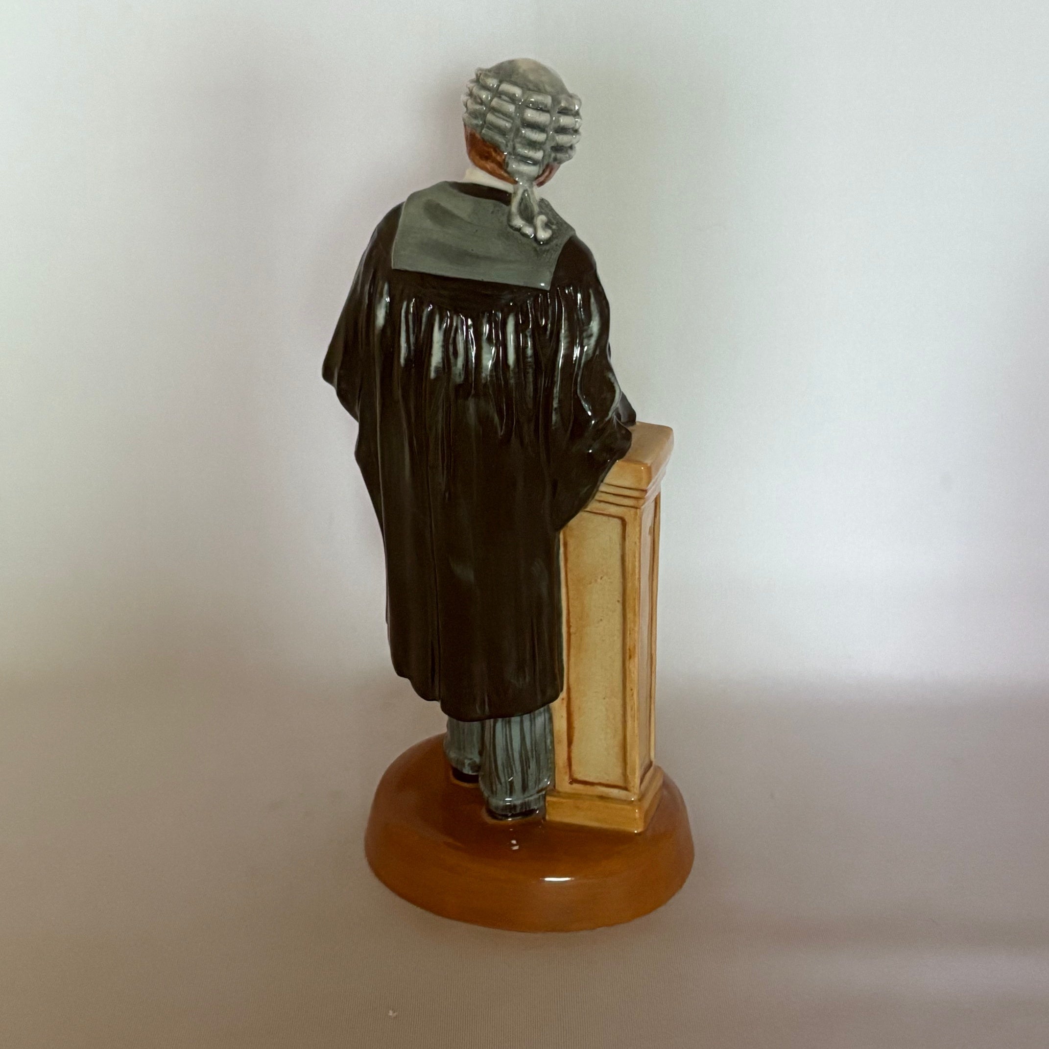 Royal Doulton Figurine Lawyer HN3041 - William Cross